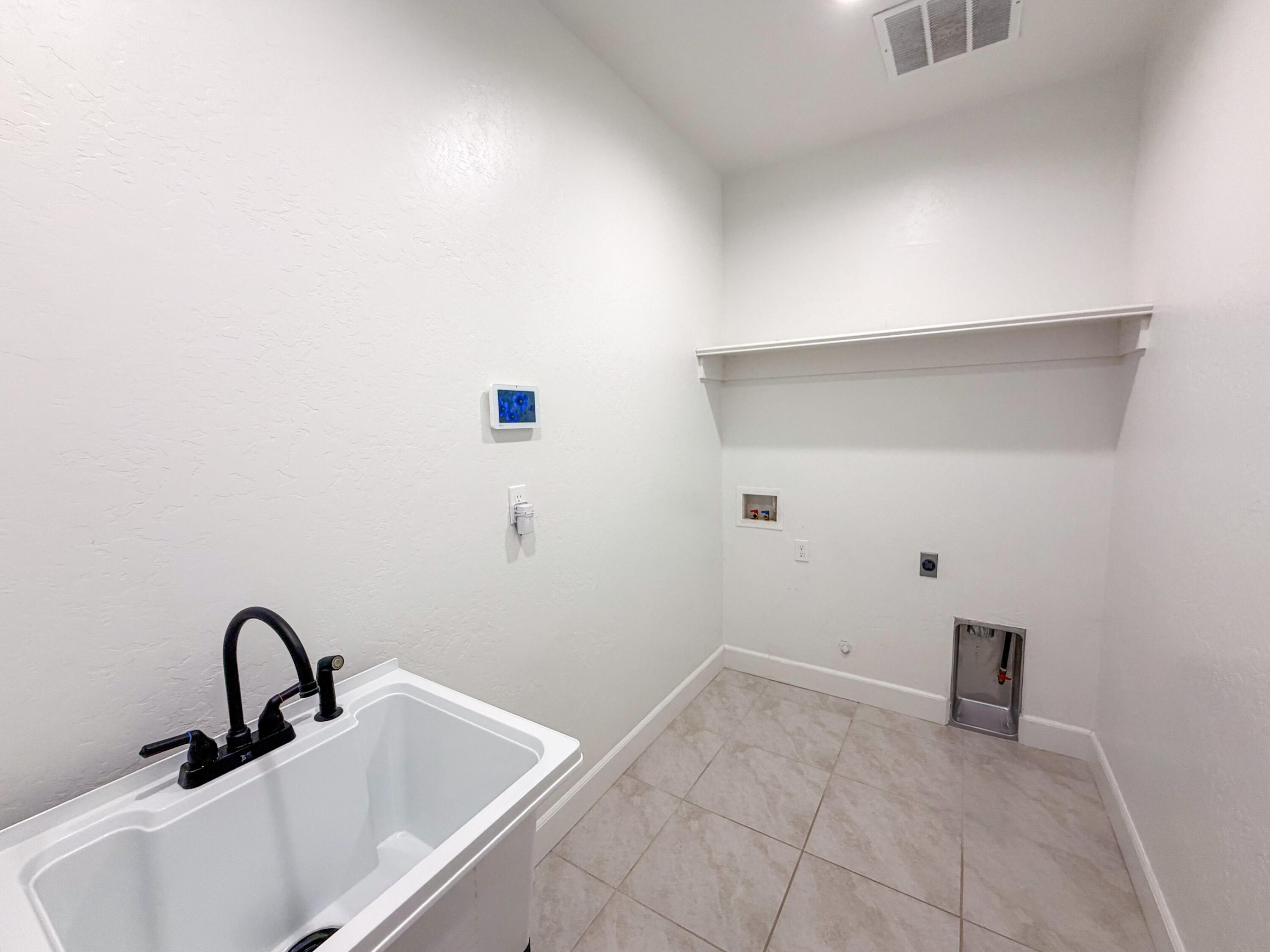 1810 E Monte Vista Ave, Visalia, CA 93292