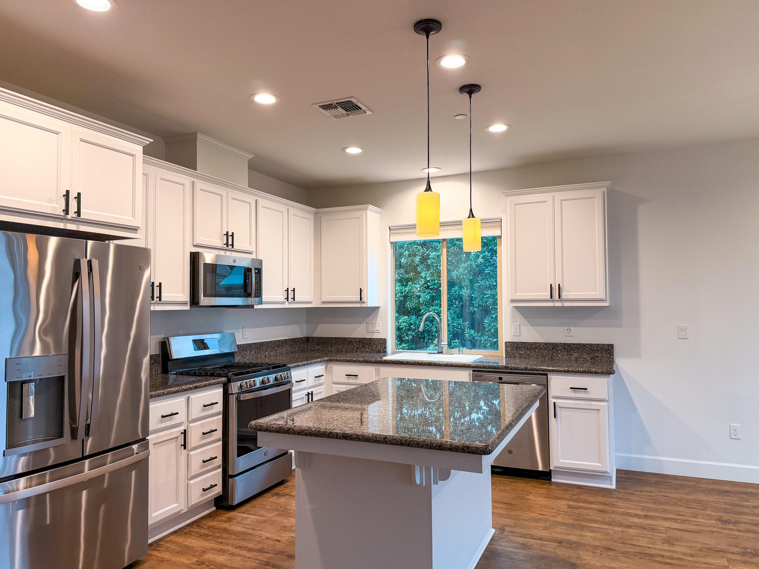 1810 E Monte Vista Ave, Visalia, CA 93292