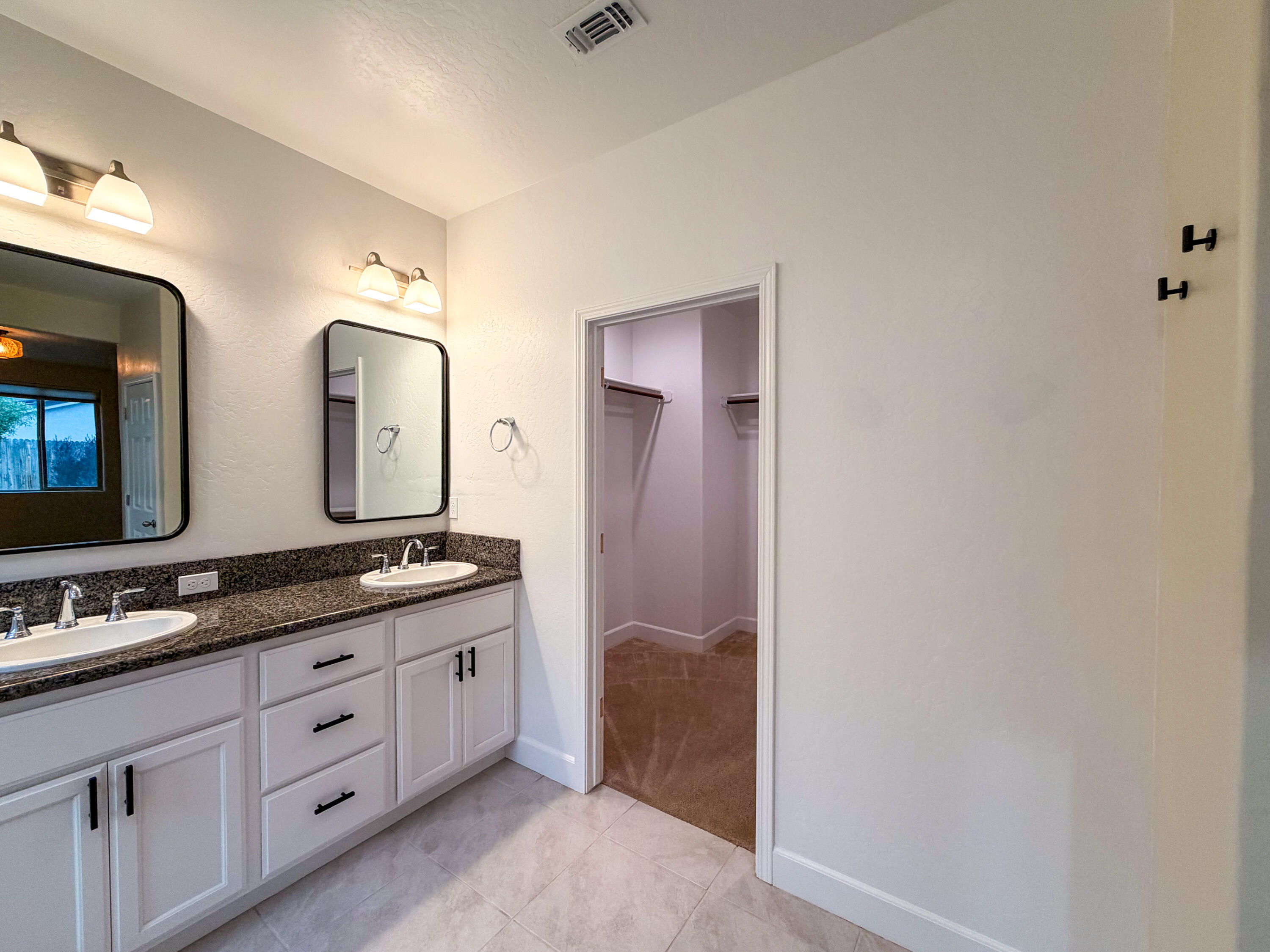 1810 E Monte Vista Ave, Visalia, CA 93292