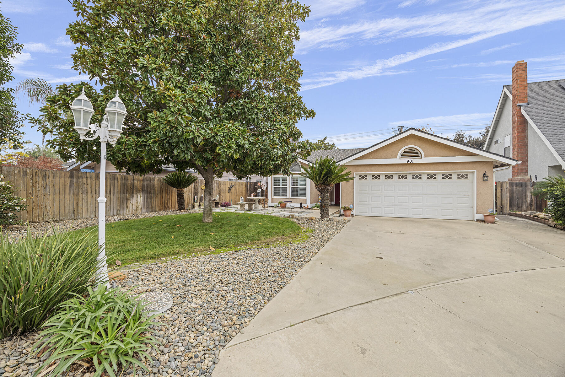 901 N Oakwood Ct, Visalia, CA 93291