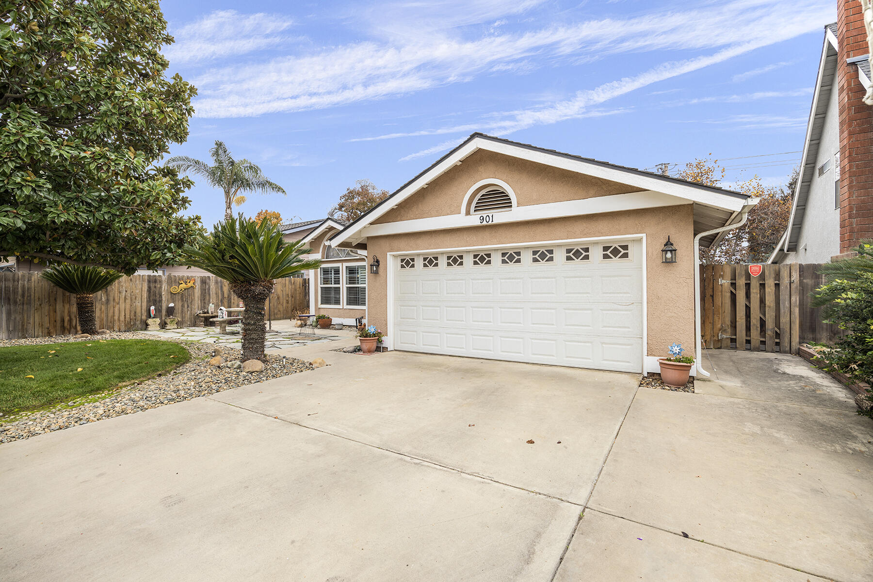 901 N Oakwood Ct, Visalia, CA 93291
