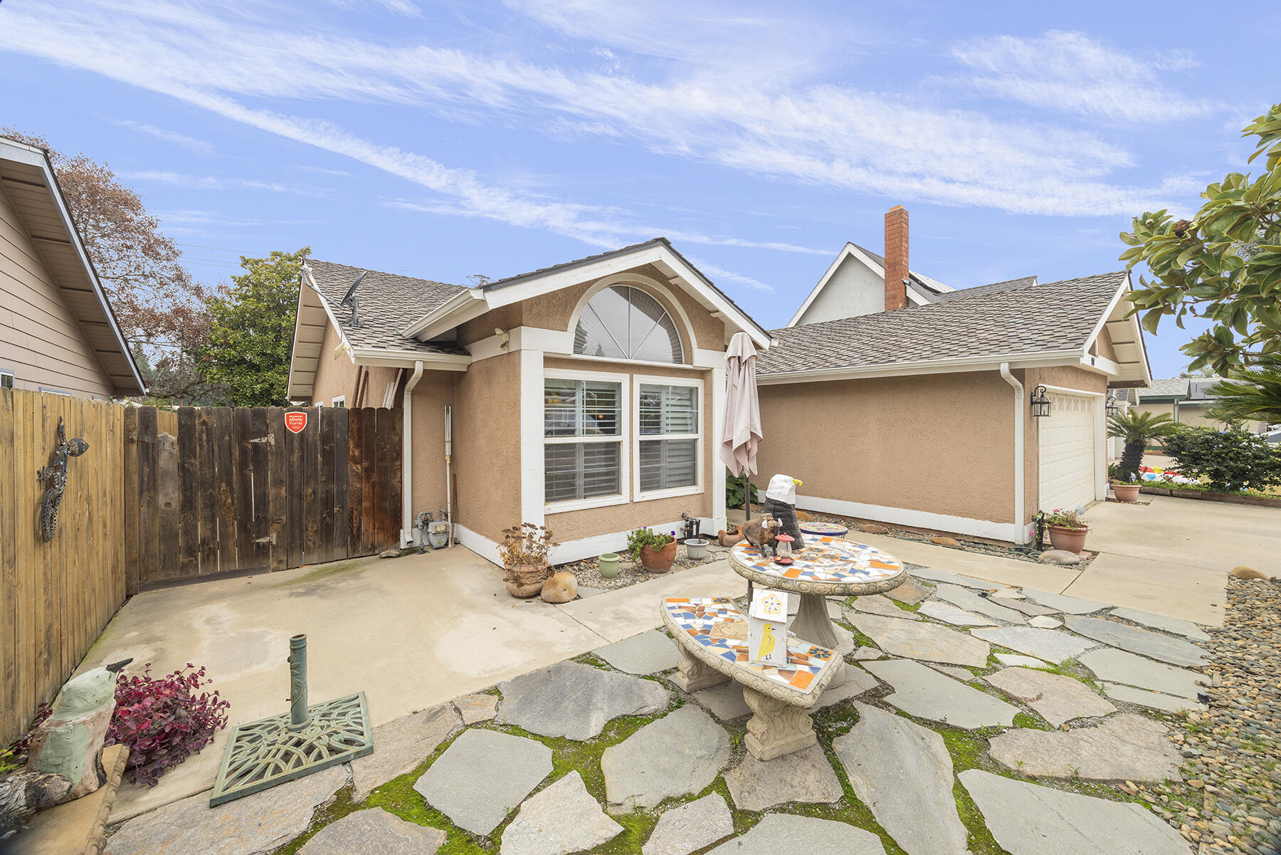 901 N Oakwood Ct, Visalia, CA 93291