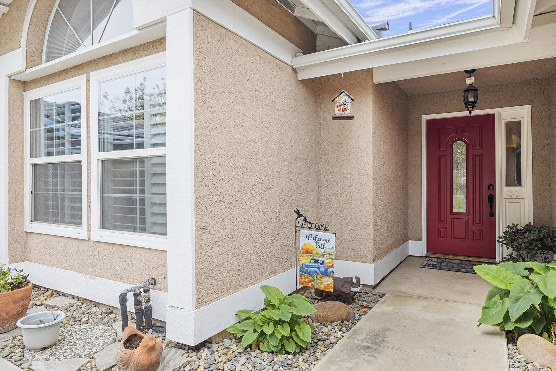 901 N Oakwood Ct, Visalia, CA 93291