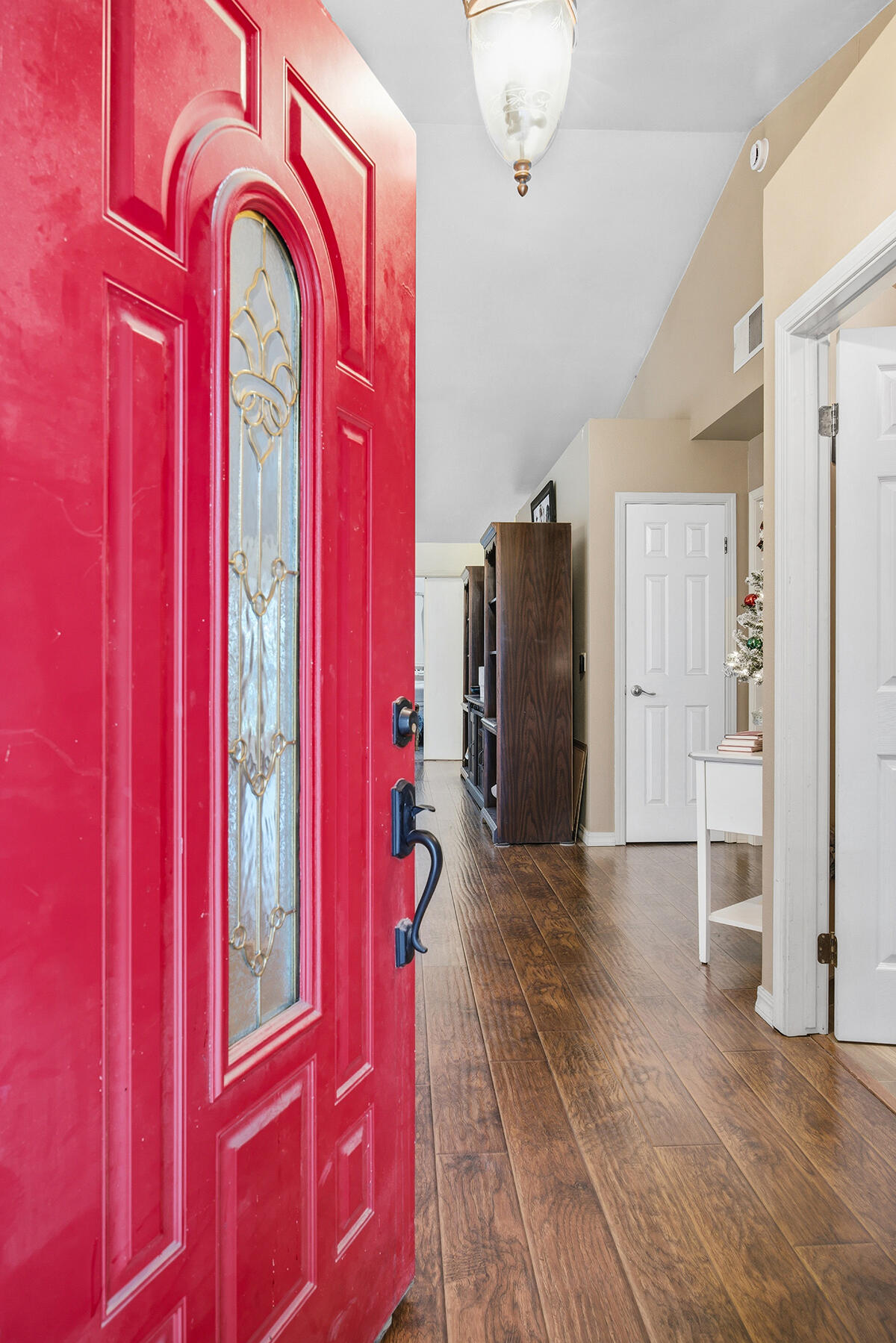 901 N Oakwood Ct, Visalia, CA 93291