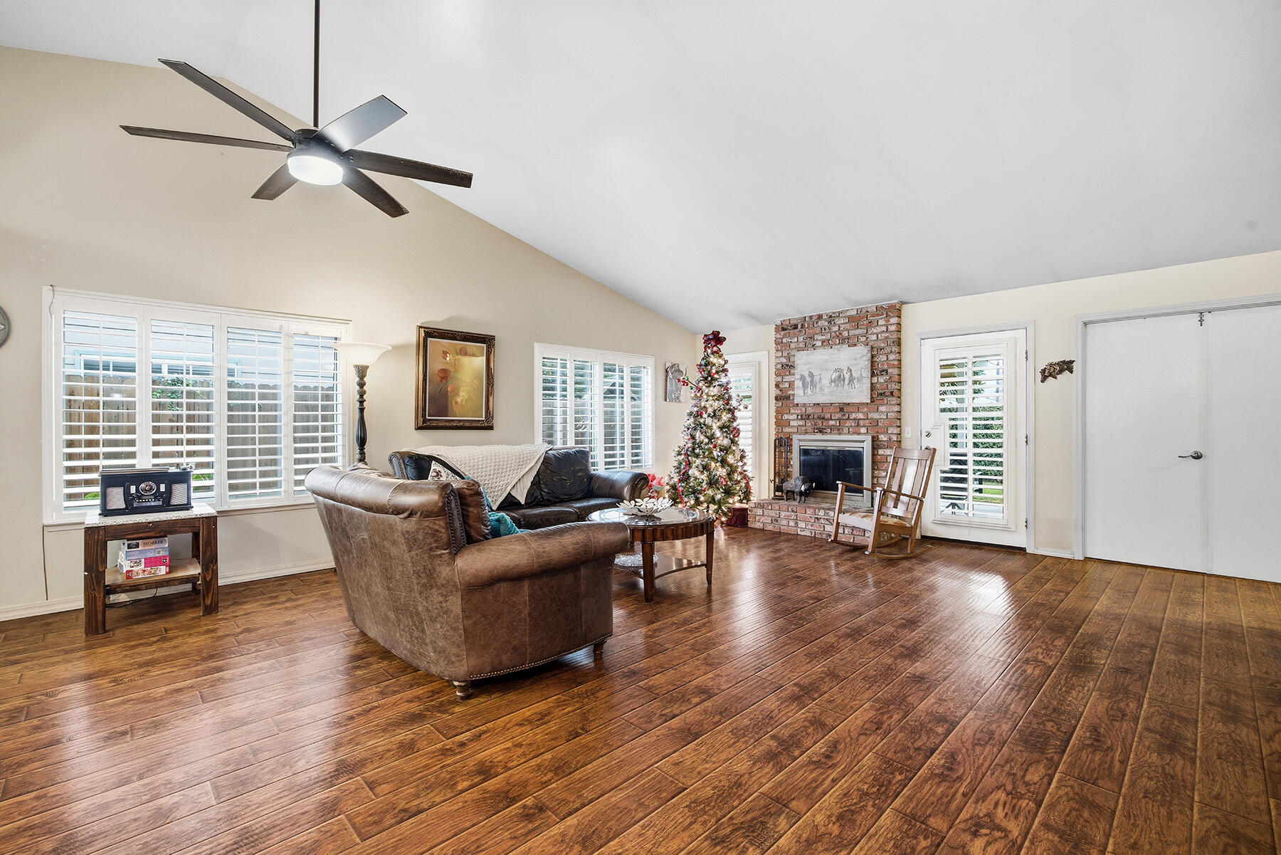 901 N Oakwood Ct, Visalia, CA 93291