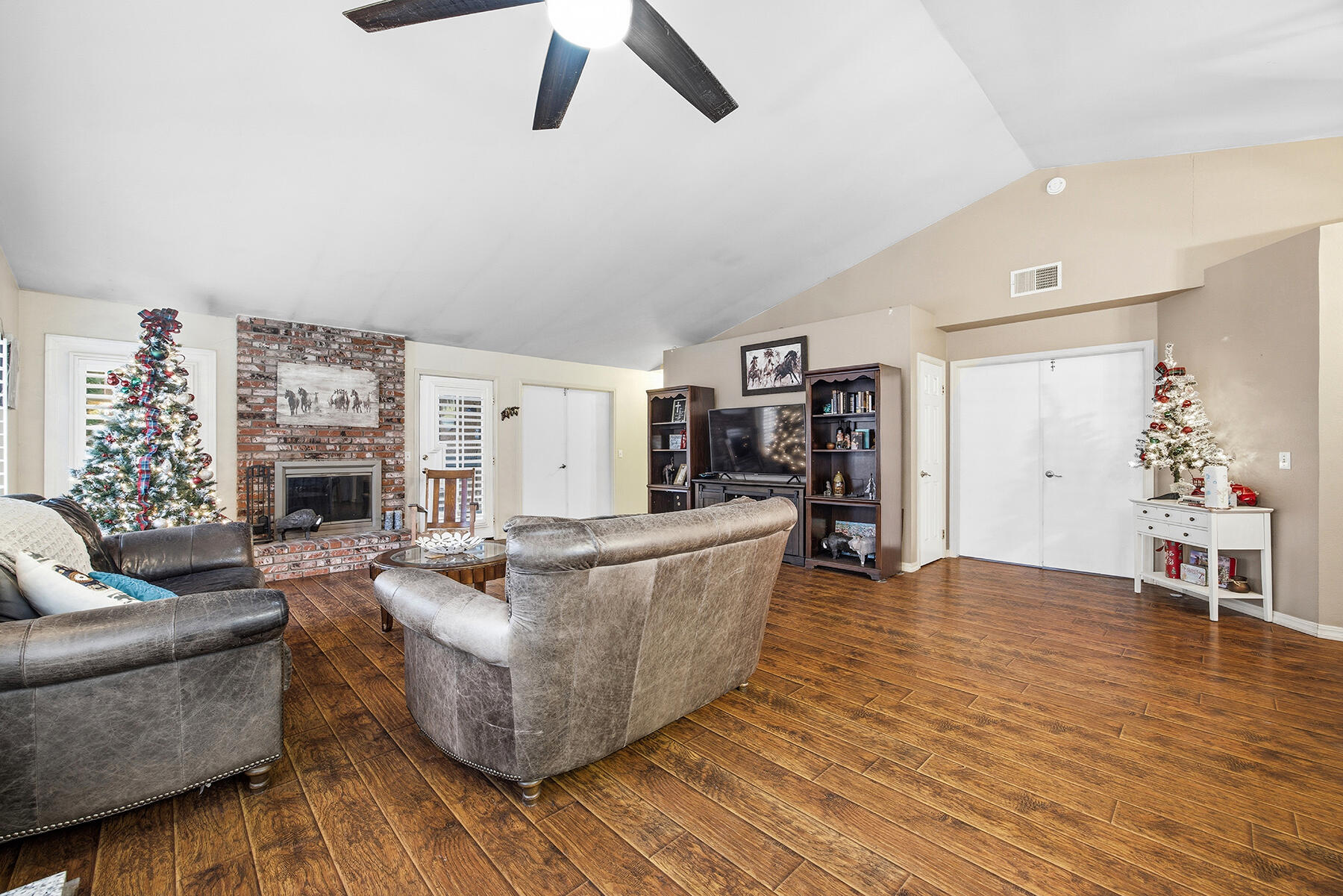 901 N Oakwood Ct, Visalia, CA 93291