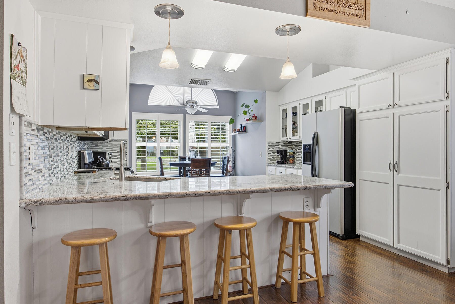 901 N Oakwood Ct, Visalia, CA 93291