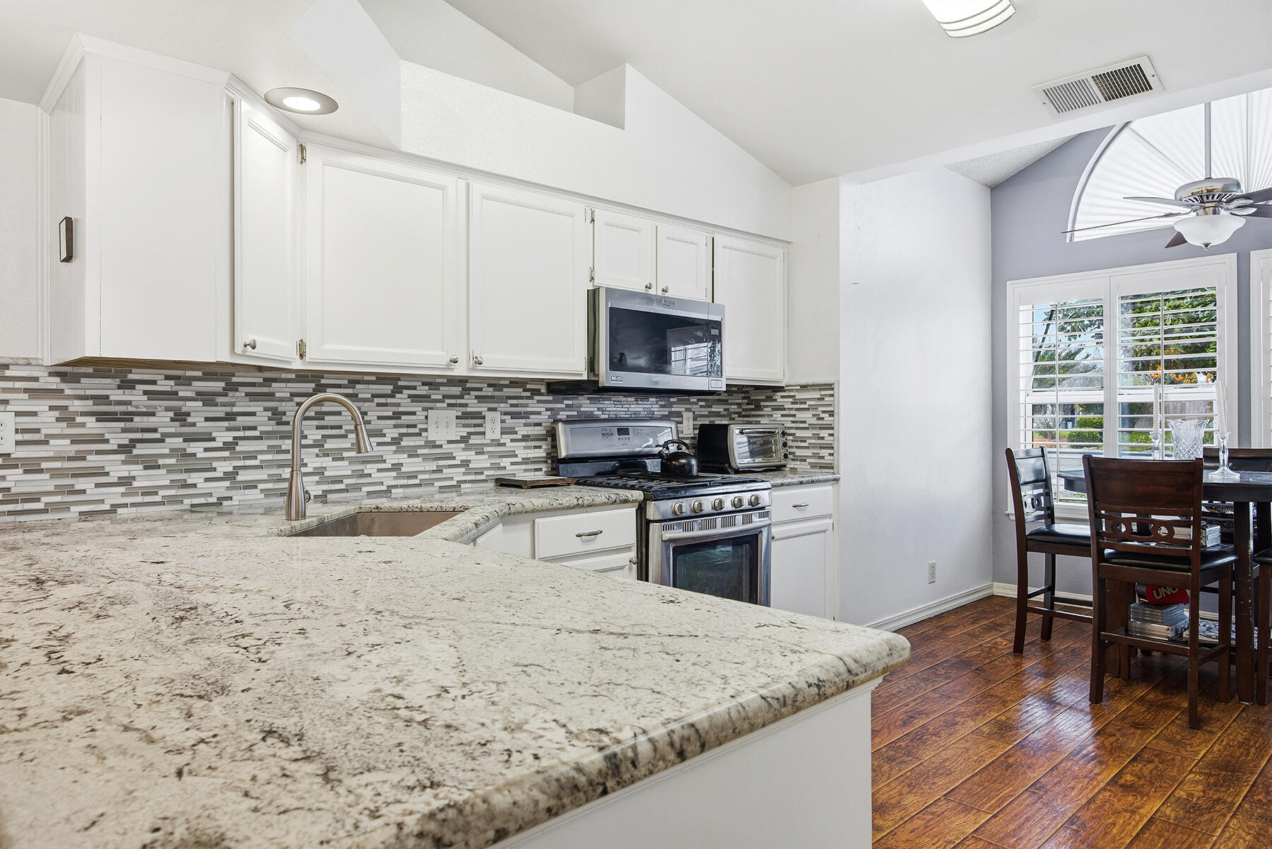 901 N Oakwood Ct, Visalia, CA 93291