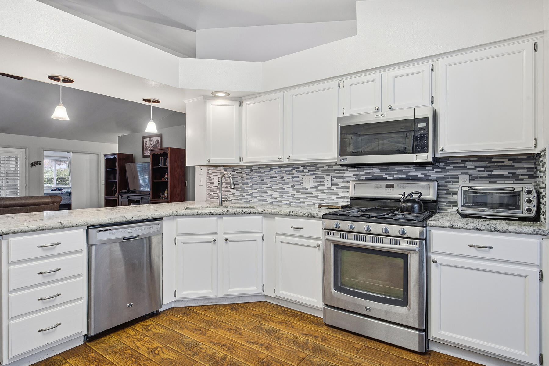 901 N Oakwood Ct, Visalia, CA 93291