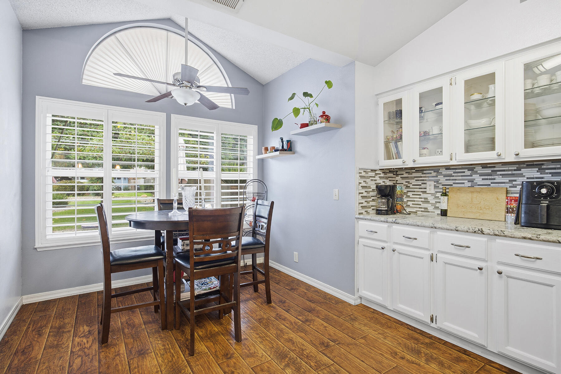 901 N Oakwood Ct, Visalia, CA 93291