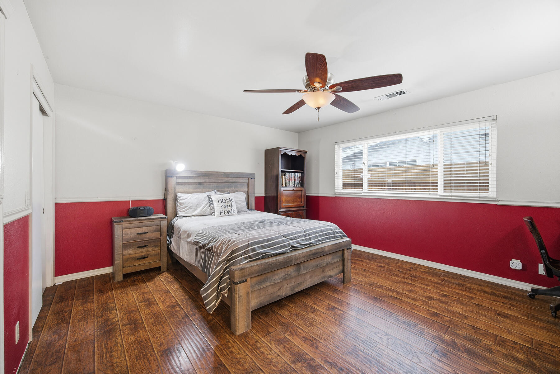 901 N Oakwood Ct, Visalia, CA 93291