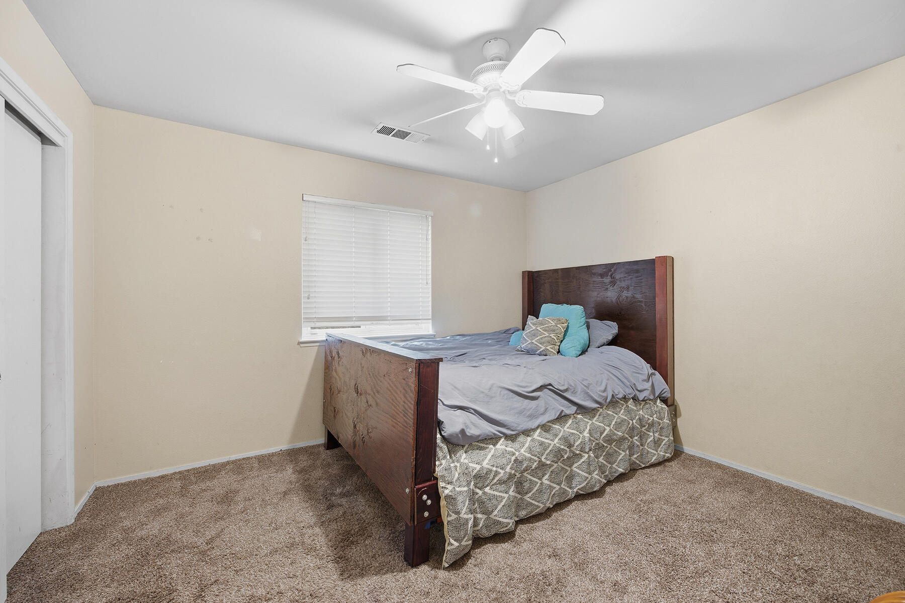 901 N Oakwood Ct, Visalia, CA 93291