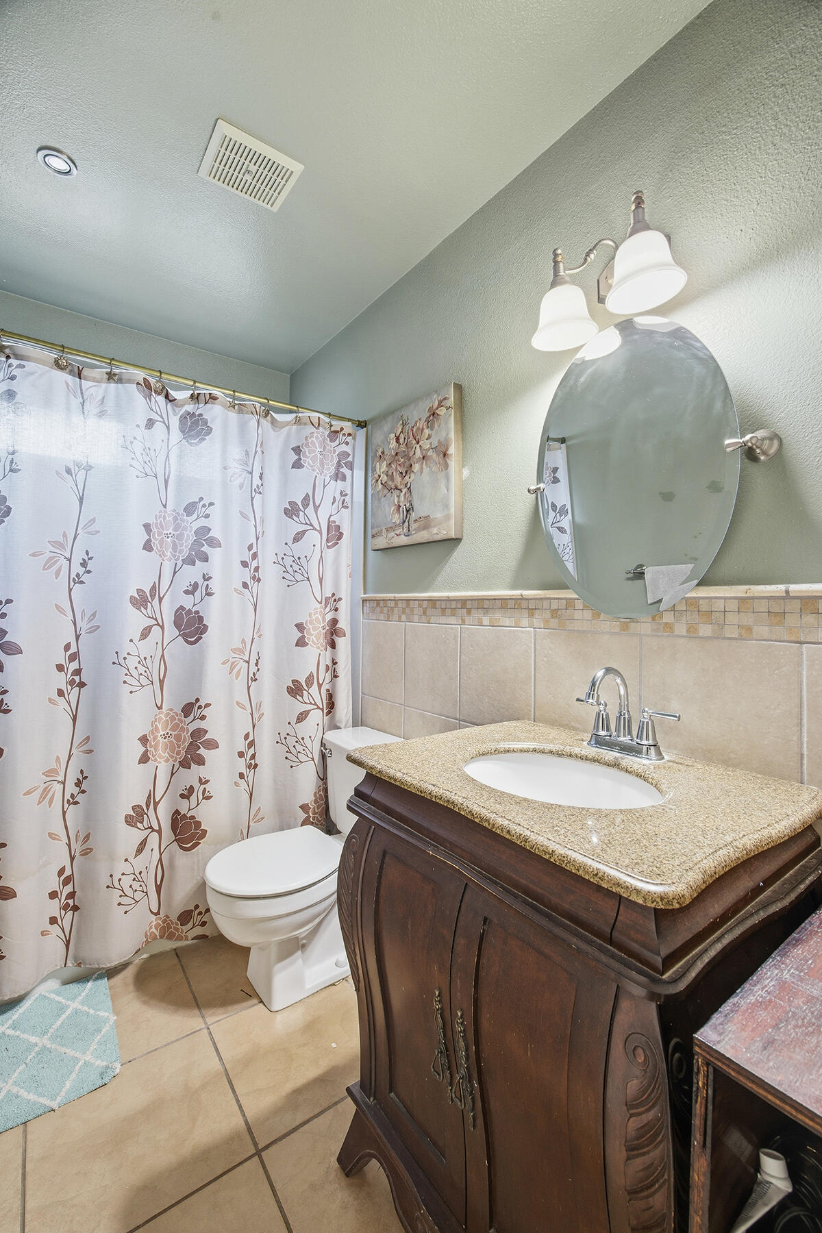 901 N Oakwood Ct, Visalia, CA 93291