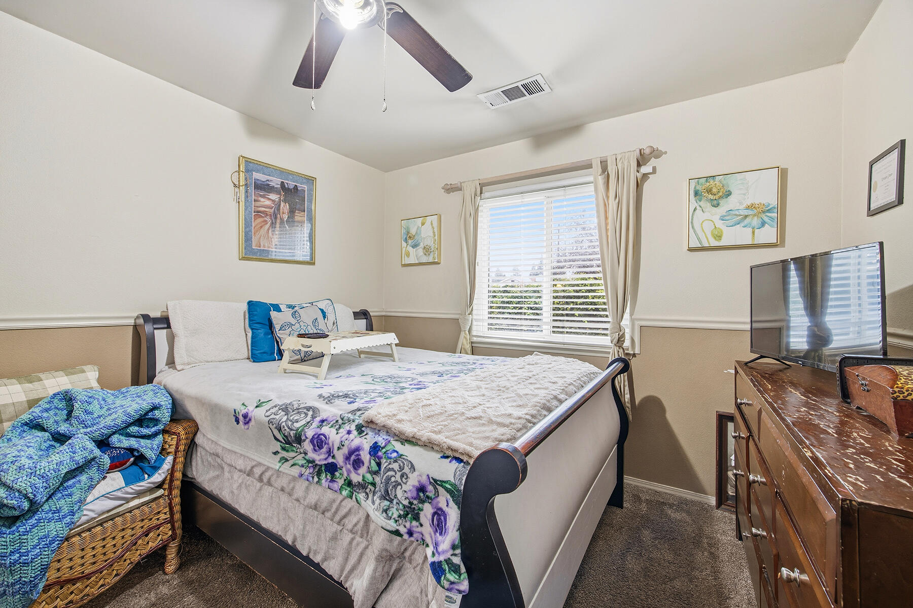 901 N Oakwood Ct, Visalia, CA 93291