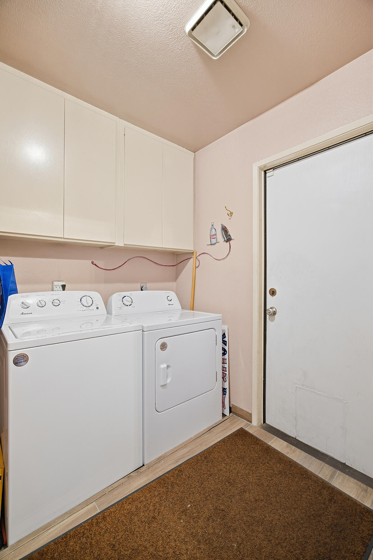 901 N Oakwood Ct, Visalia, CA 93291