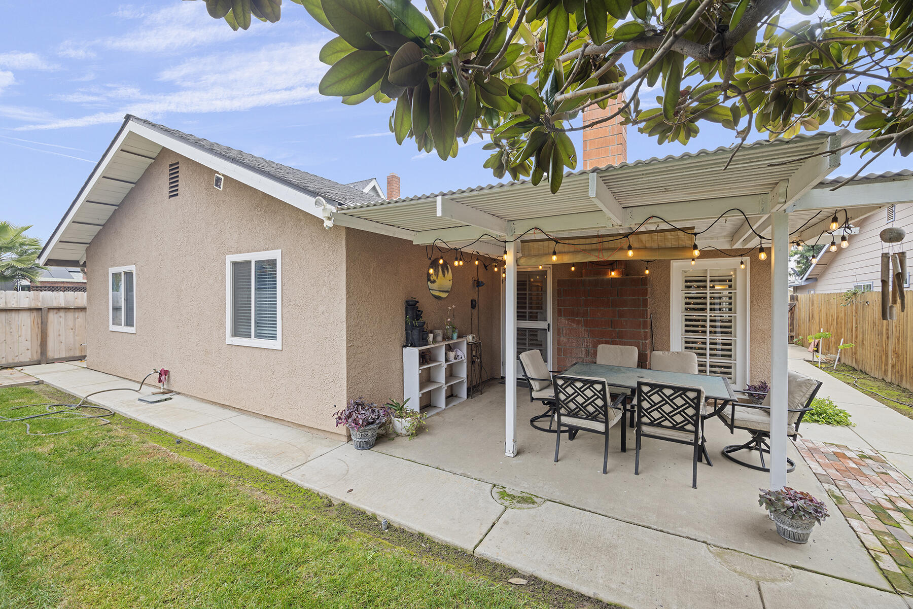 901 N Oakwood Ct, Visalia, CA 93291