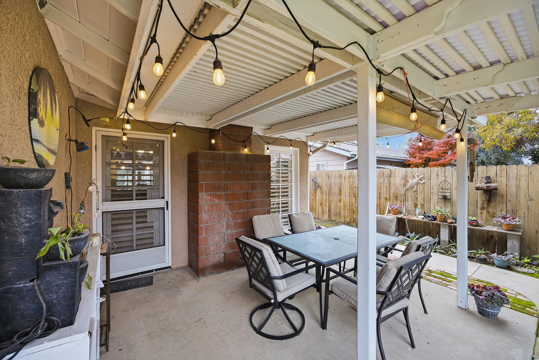 901 N Oakwood Ct, Visalia, CA 93291