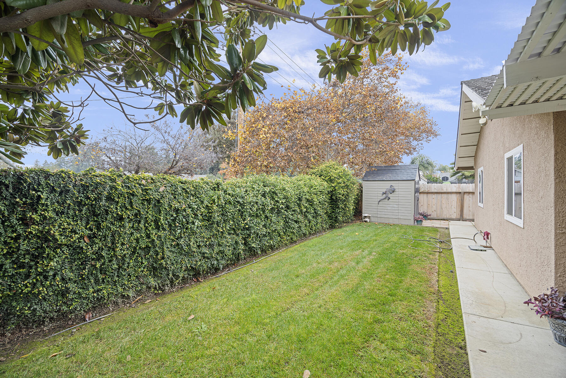 901 N Oakwood Ct, Visalia, CA 93291