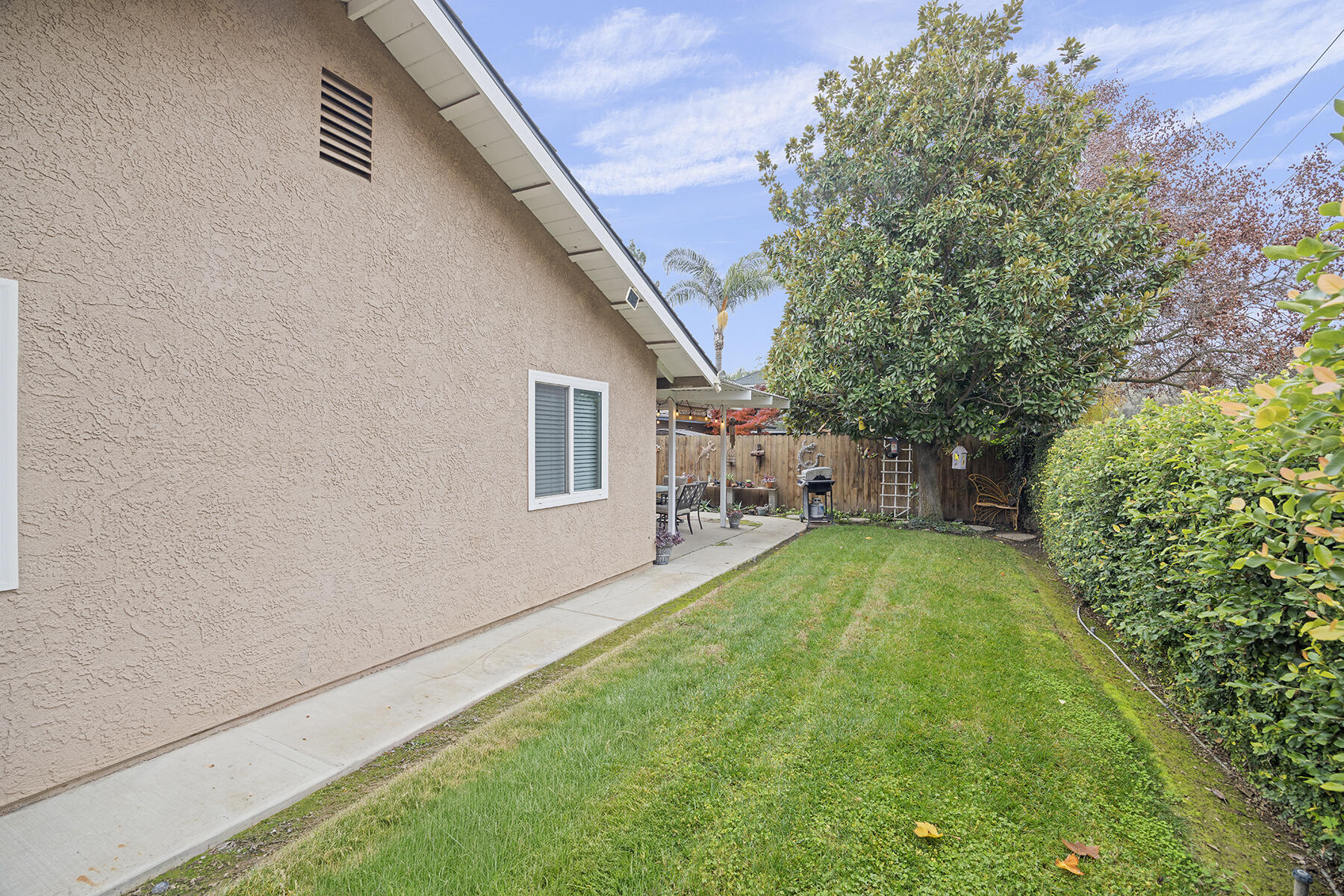 901 N Oakwood Ct, Visalia, CA 93291
