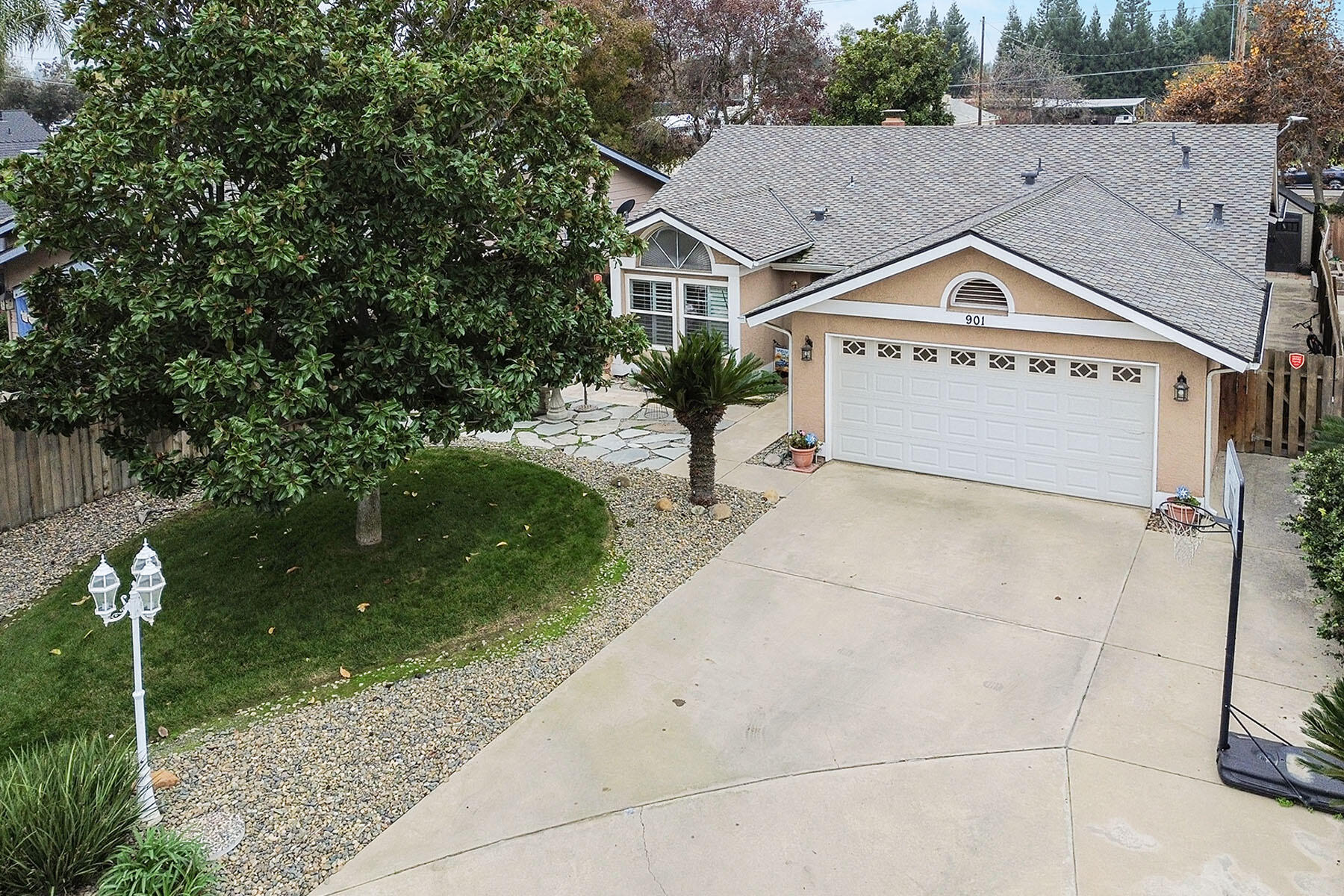 901 N Oakwood Ct, Visalia, CA 93291