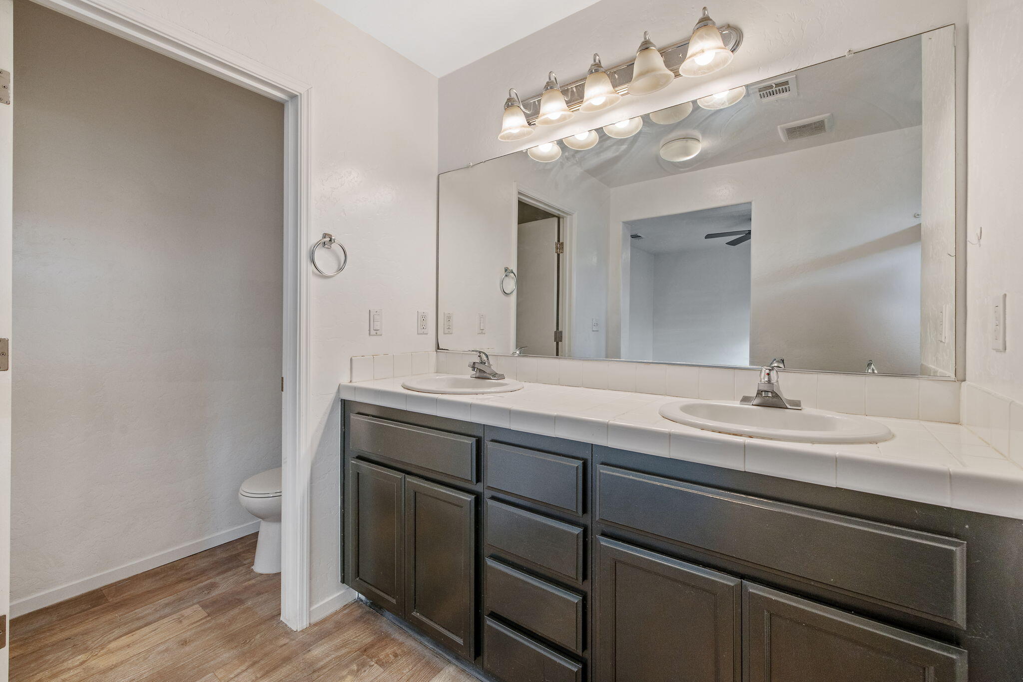 1641 N Virmargo St, Visalia, CA 93292