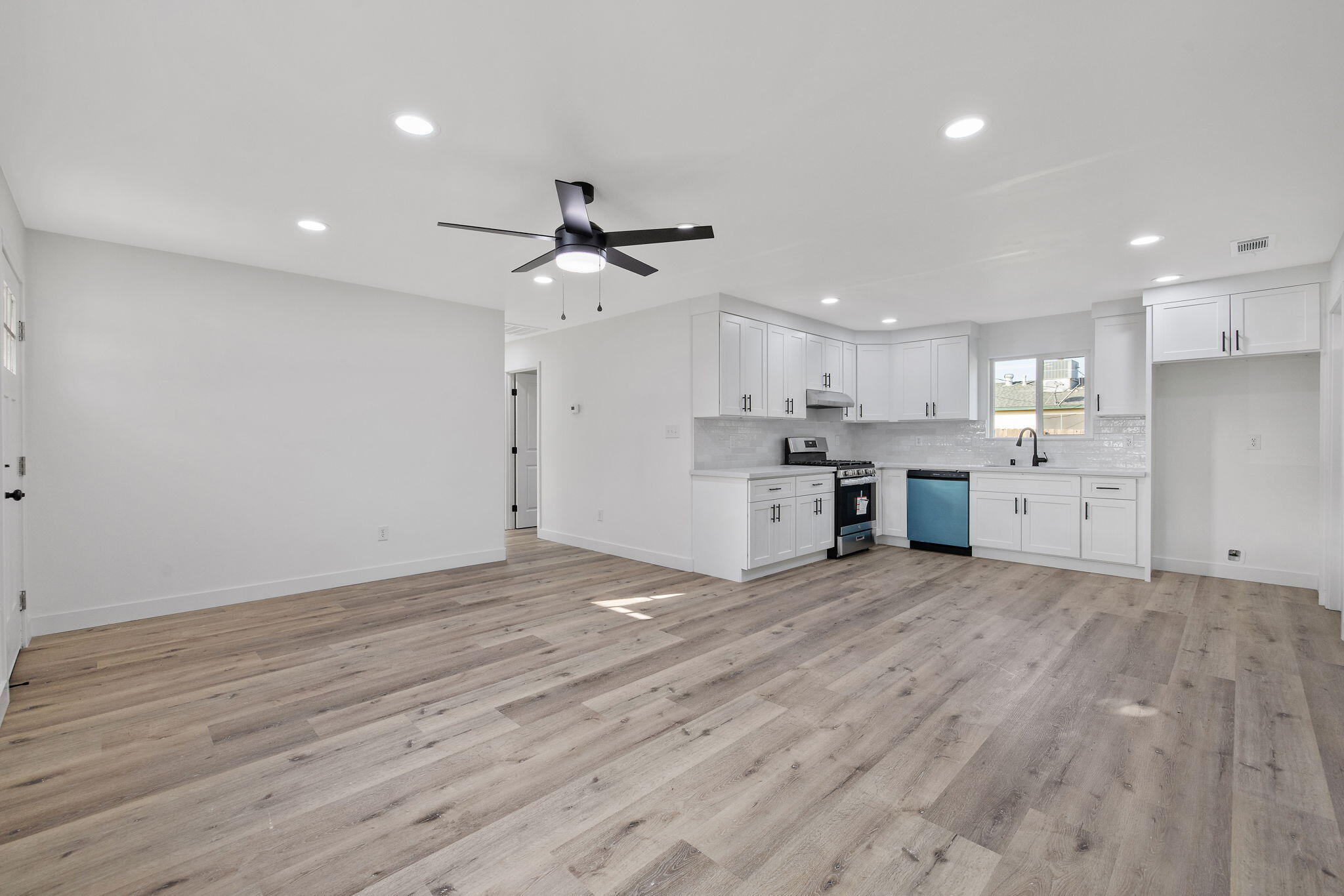 1502 W Sunnyview Ave, Visalia, CA 93291