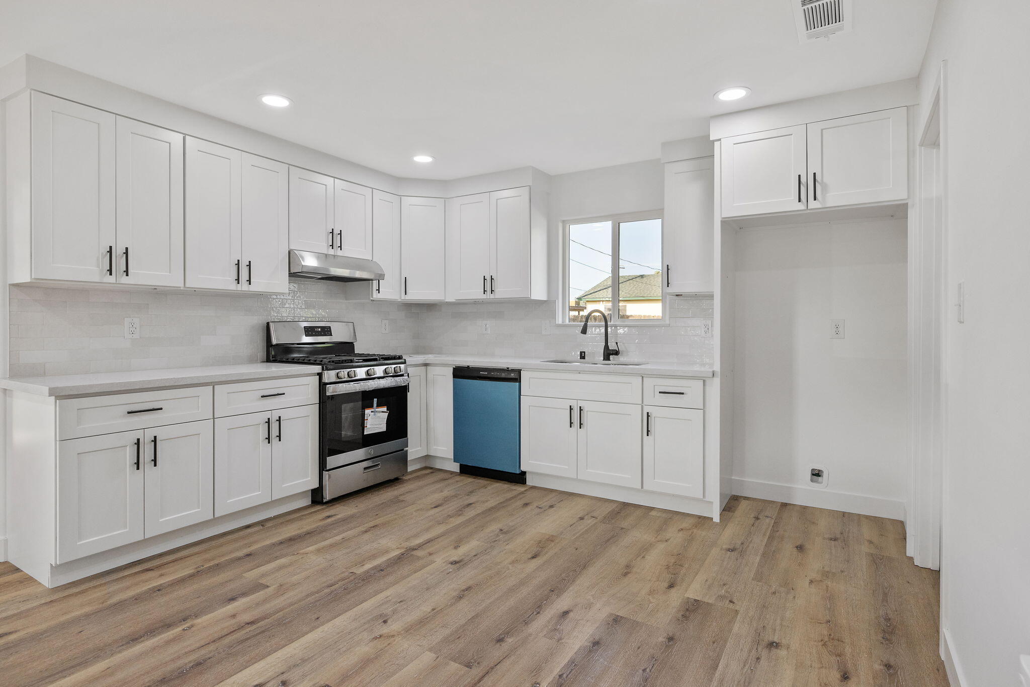 1502 W Sunnyview Ave, Visalia, CA 93291