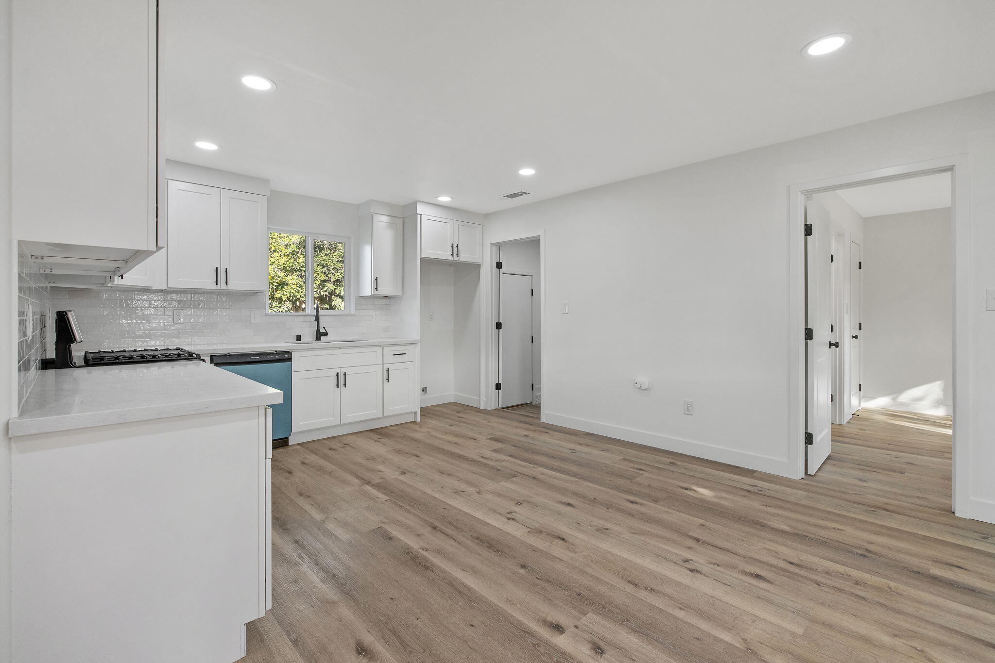 1502 W Sunnyview Ave, Visalia, CA 93291