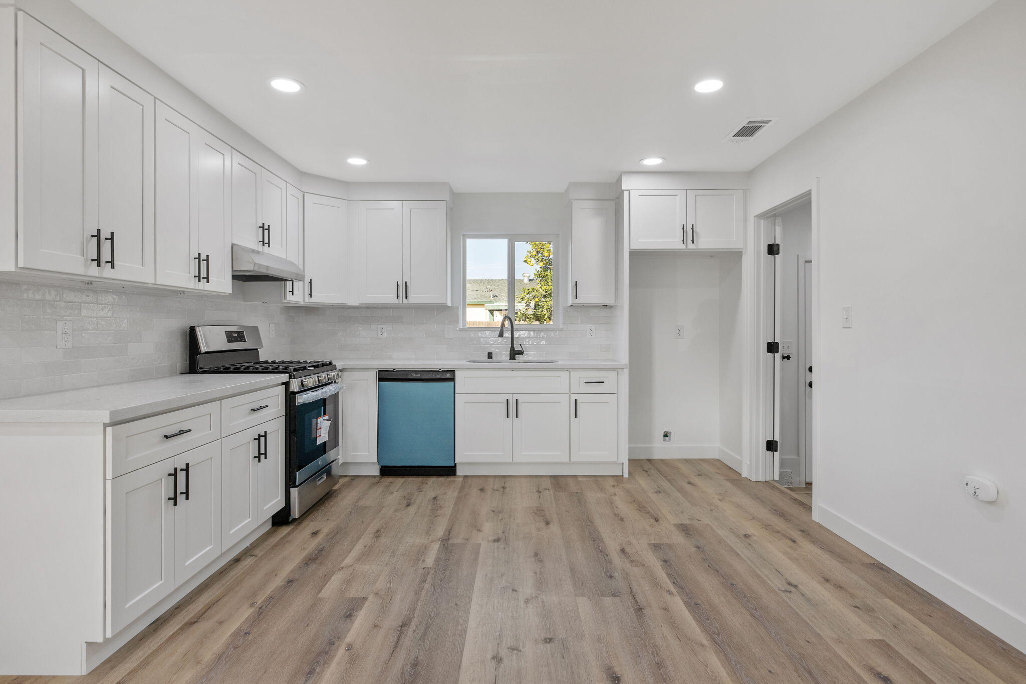 1502 W Sunnyview Ave, Visalia, CA 93291