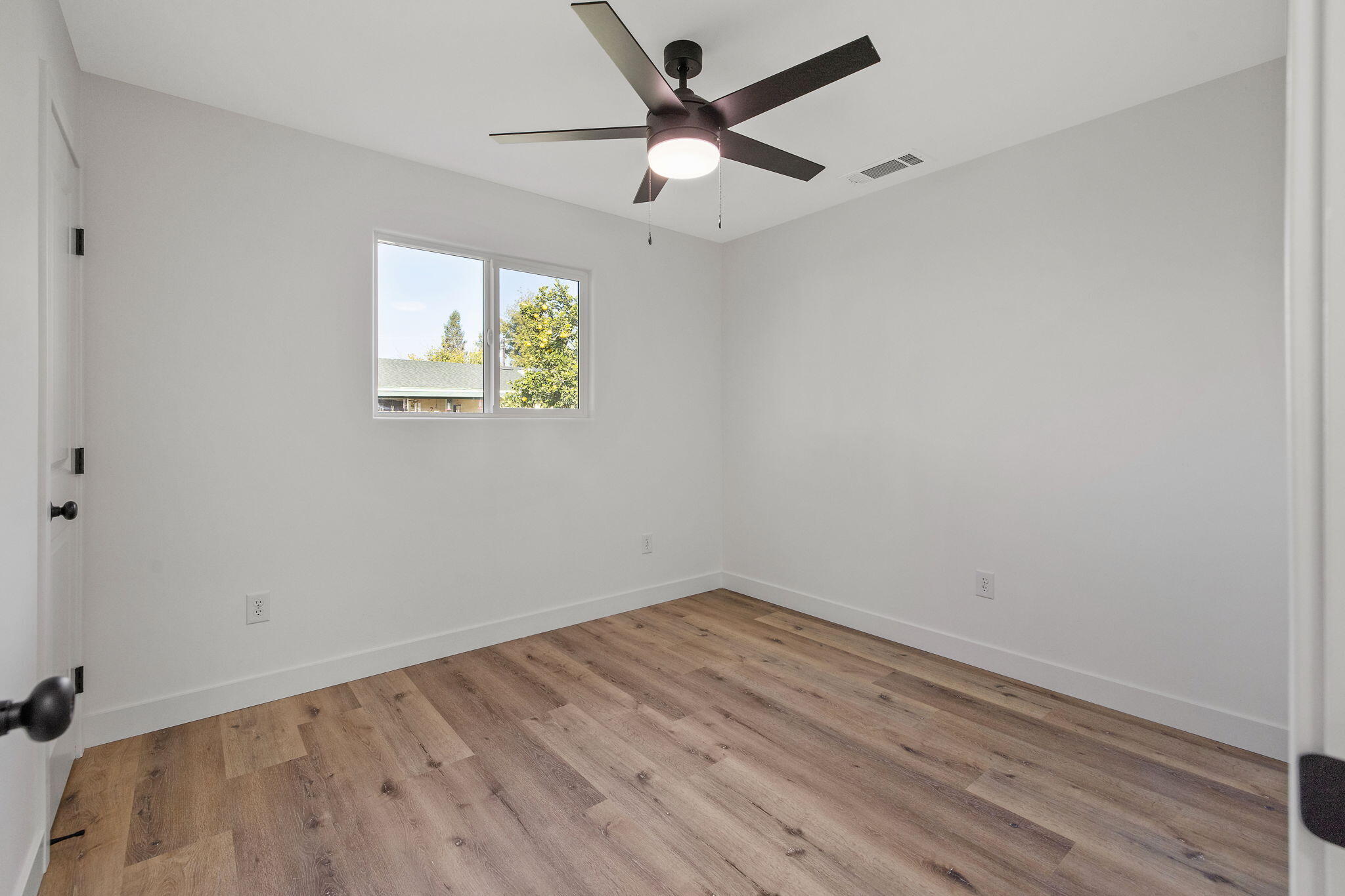 1502 W Sunnyview Ave, Visalia, CA 93291