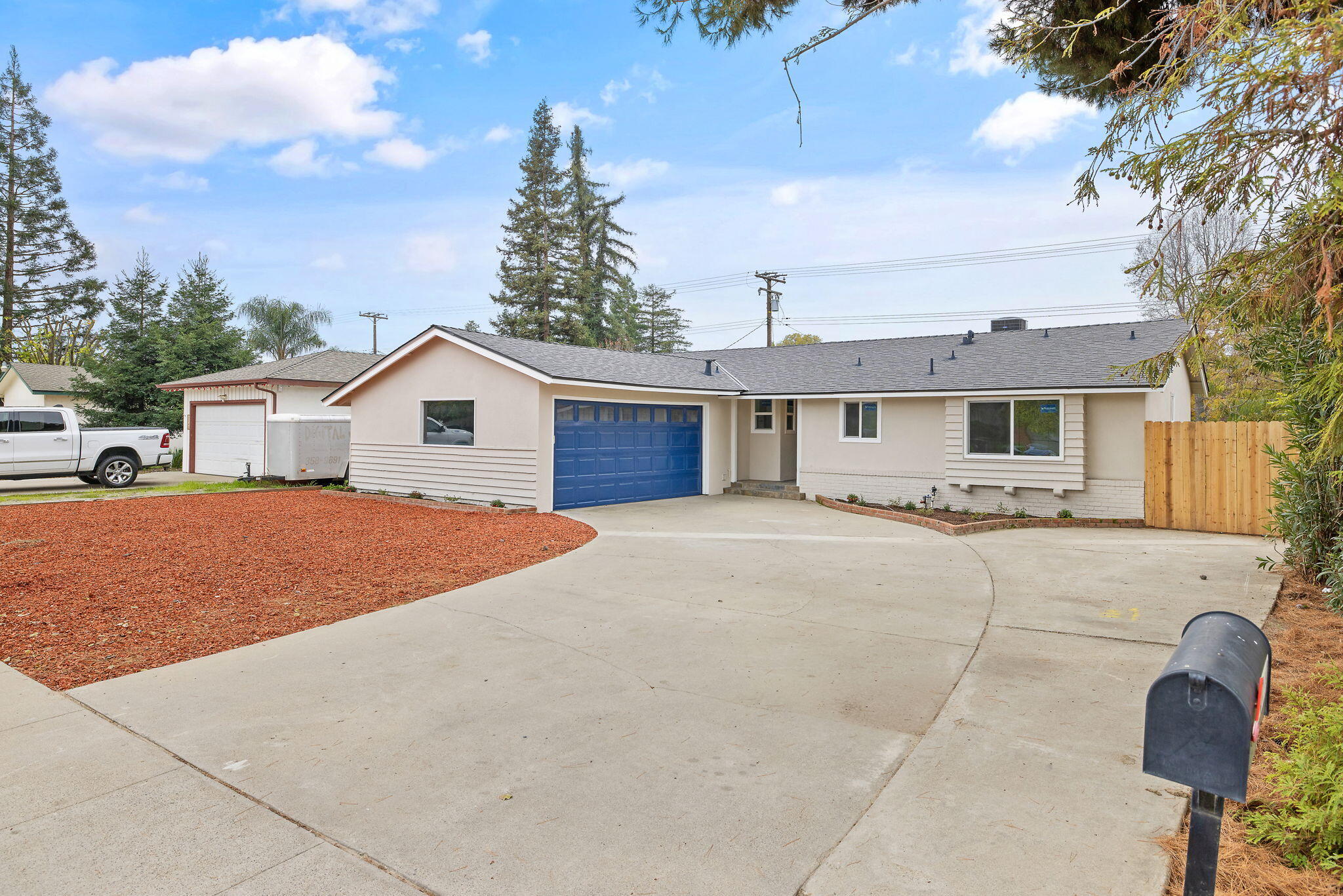2039 S Locust St, Visalia, CA 93277