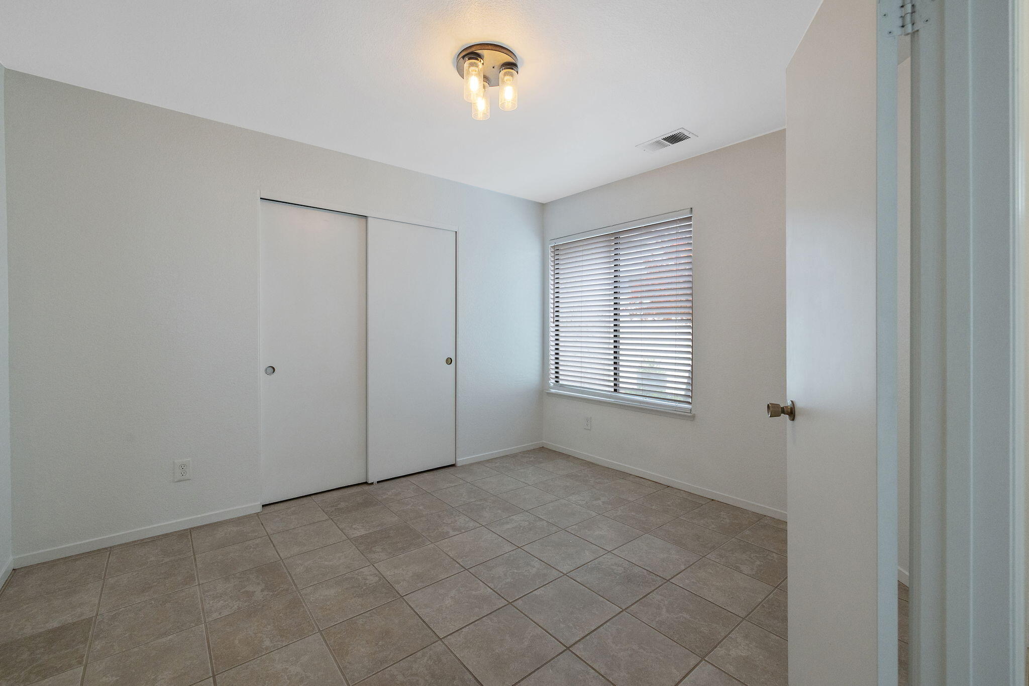 1912 S Pinnacle St, Visalia, CA 93292