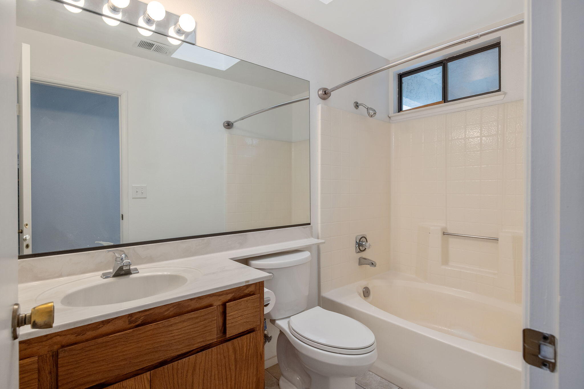 1912 S Pinnacle St, Visalia, CA 93292