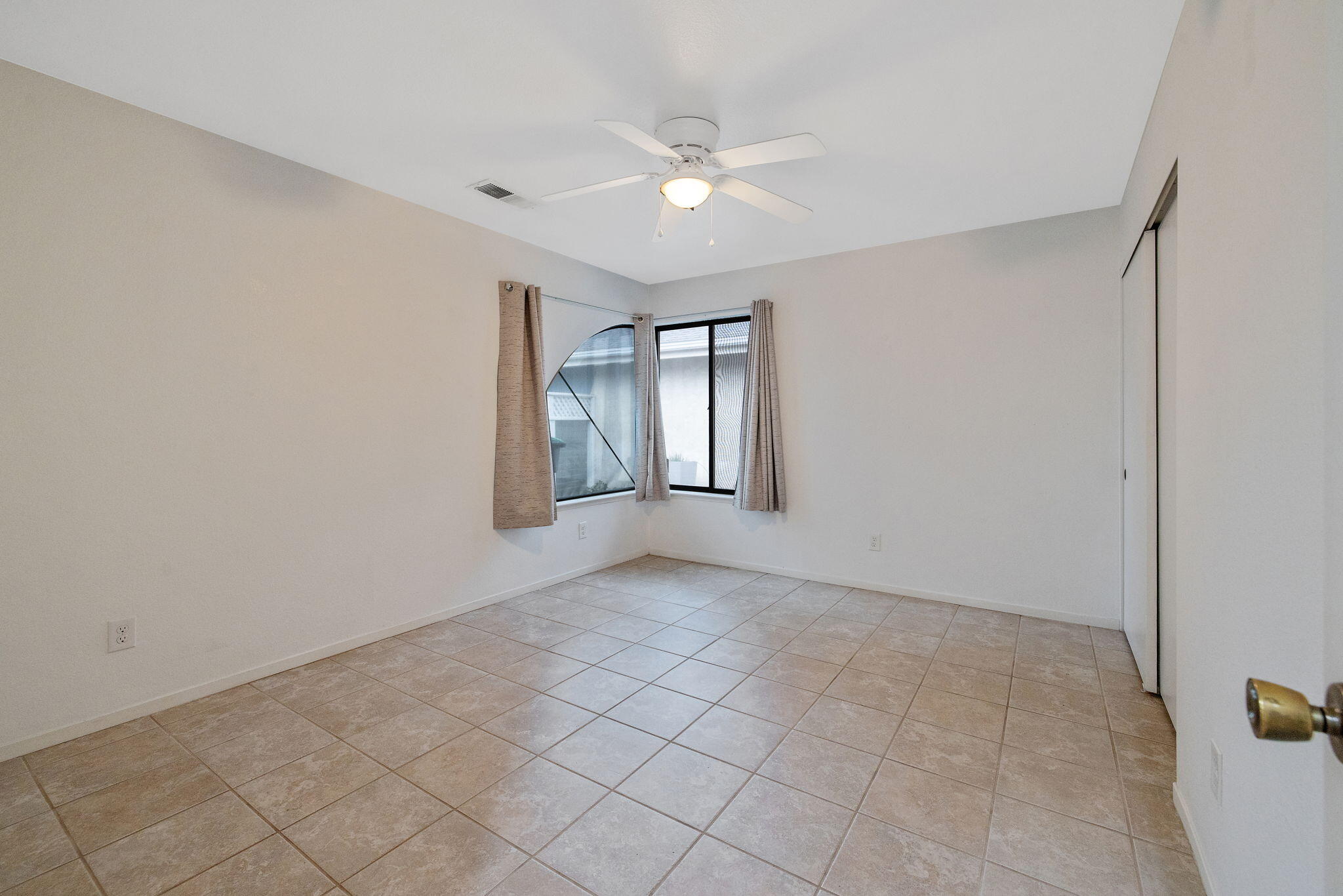 1912 S Pinnacle St, Visalia, CA 93292