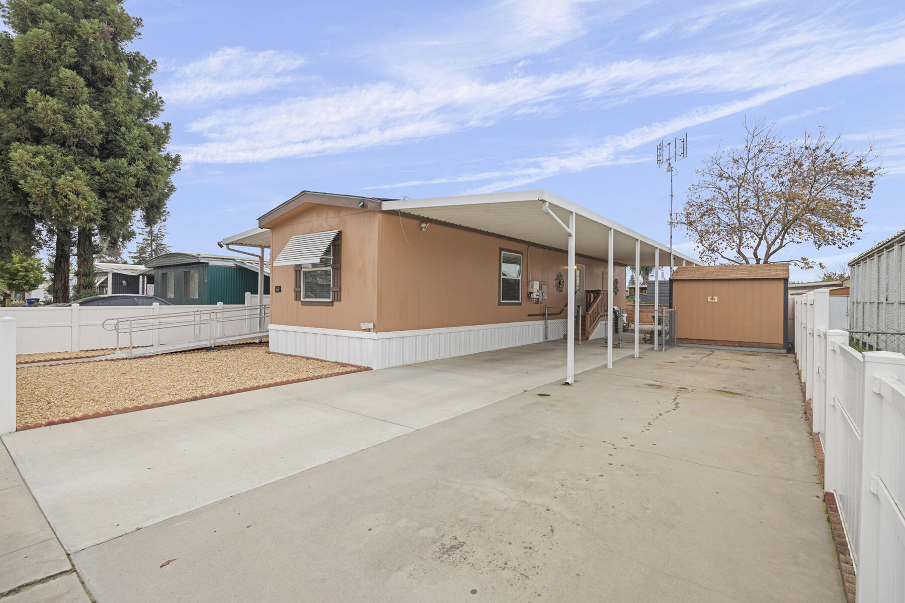 560 W Pleasant Ave #16, Tulare, CA 93274
