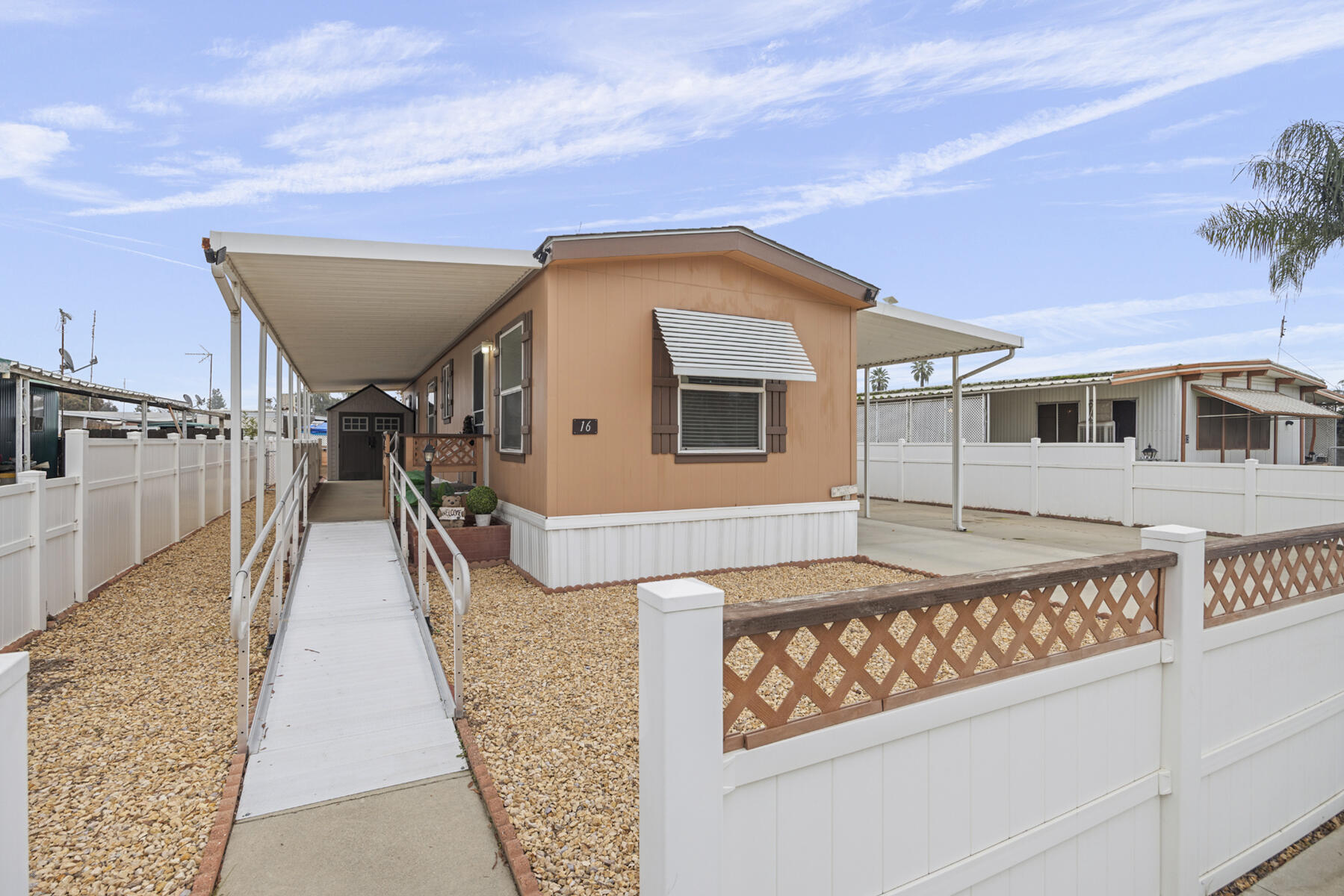 560 W Pleasant Ave #16, Tulare, CA 93274