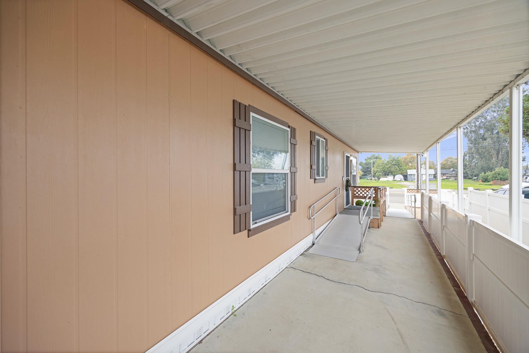 560 W Pleasant Ave #16, Tulare, CA 93274