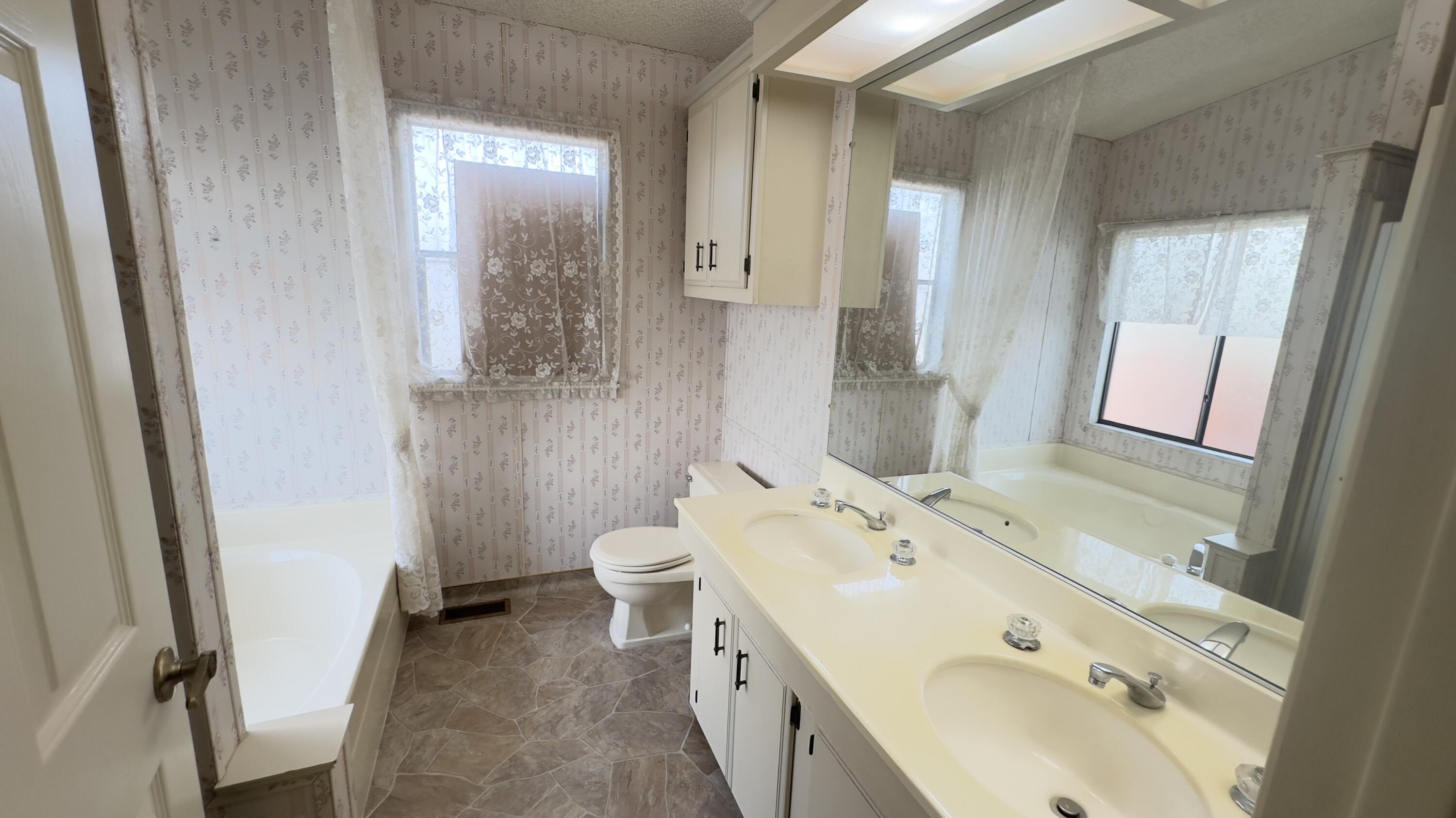 2459 N Oaks St #28, Tulare, CA 93274