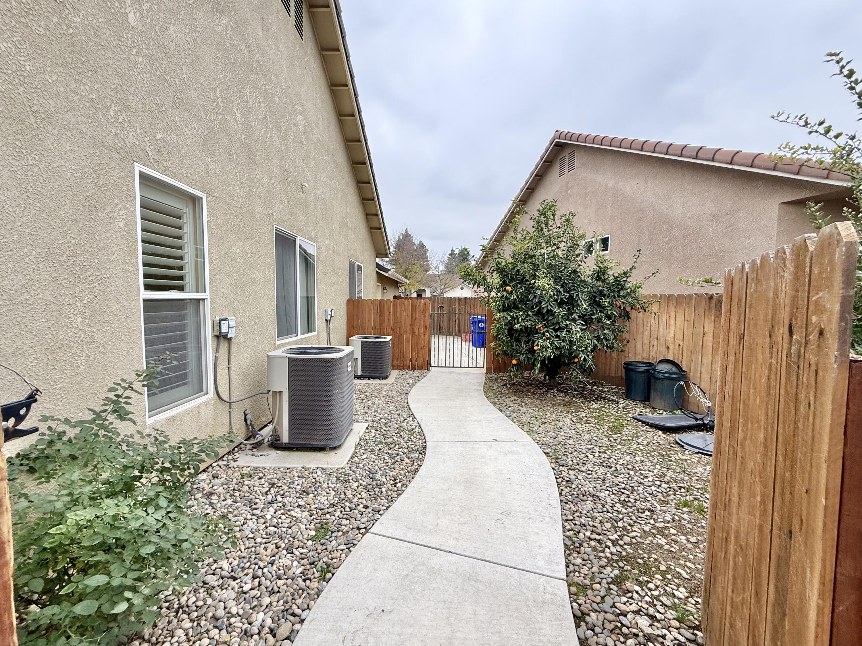 1520 W San Lucia Ave, Porterville, CA 93257