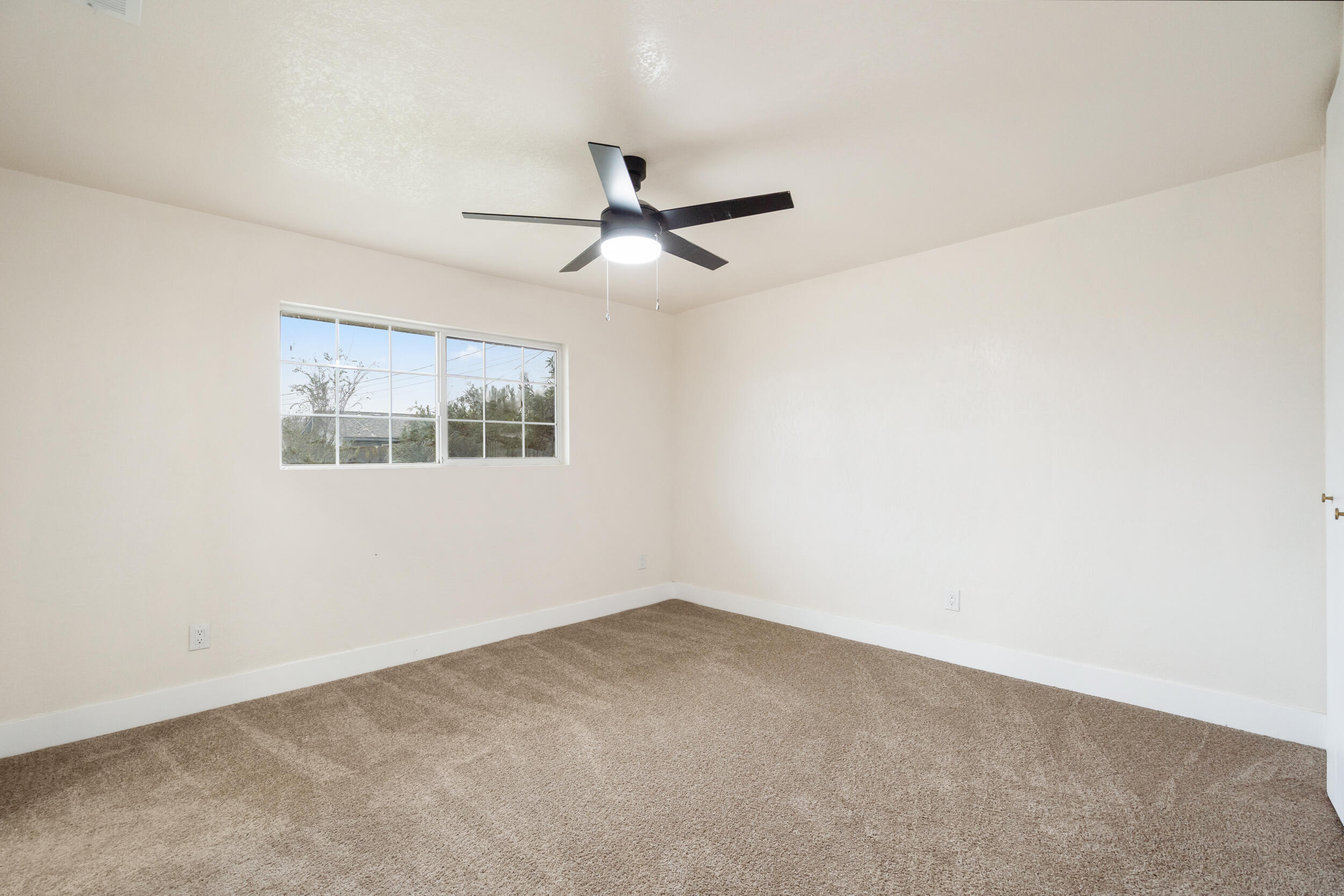 237 W Glendale Ave, Lemoore, CA 93245