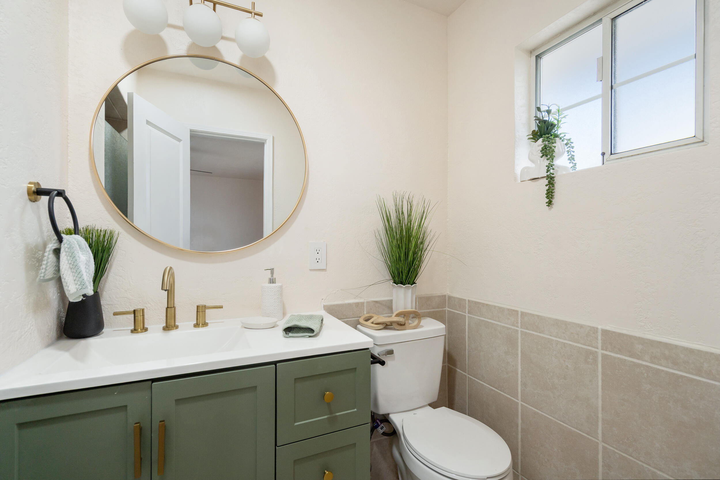 237 W Glendale Ave, Lemoore, CA 93245