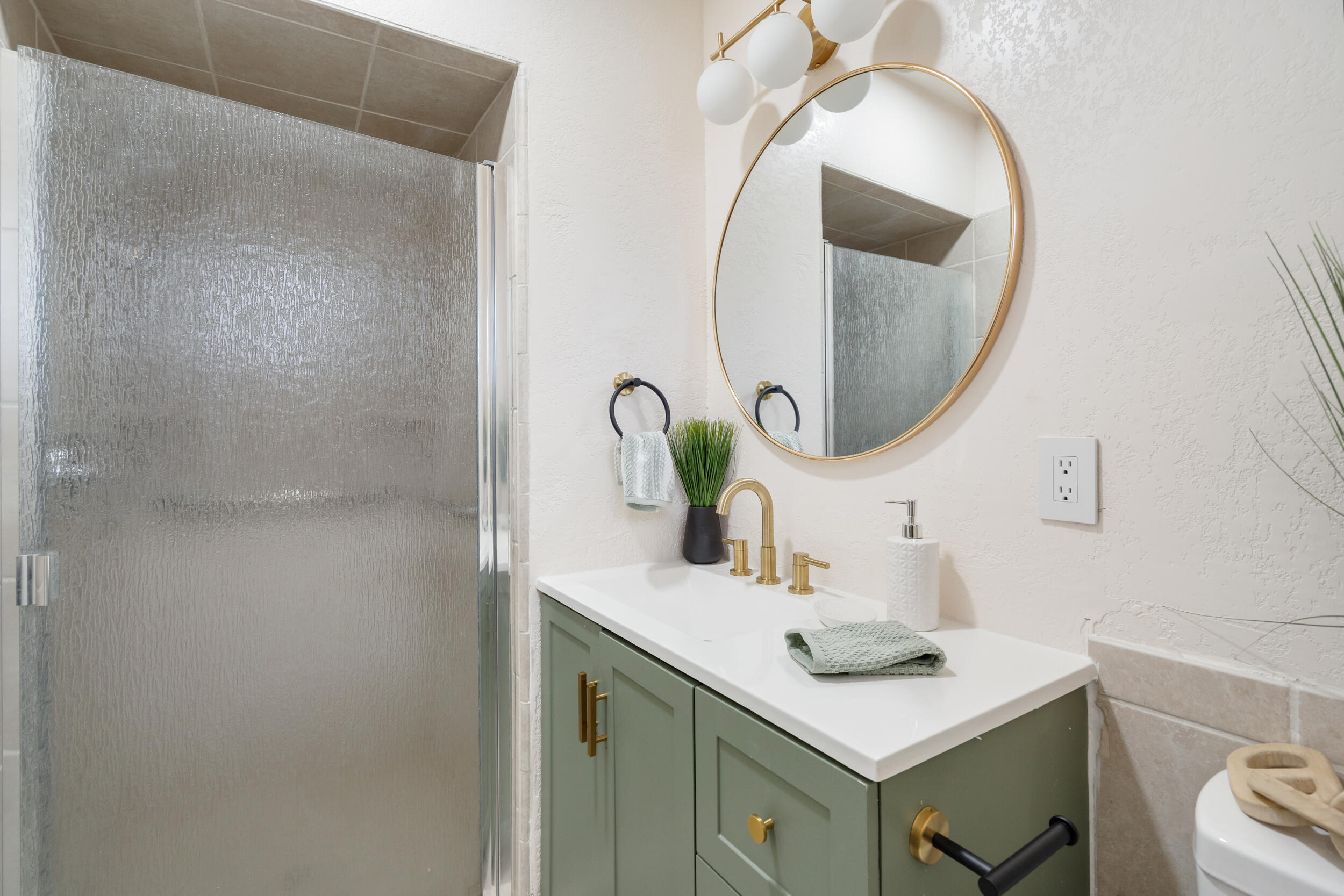 237 W Glendale Ave, Lemoore, CA 93245