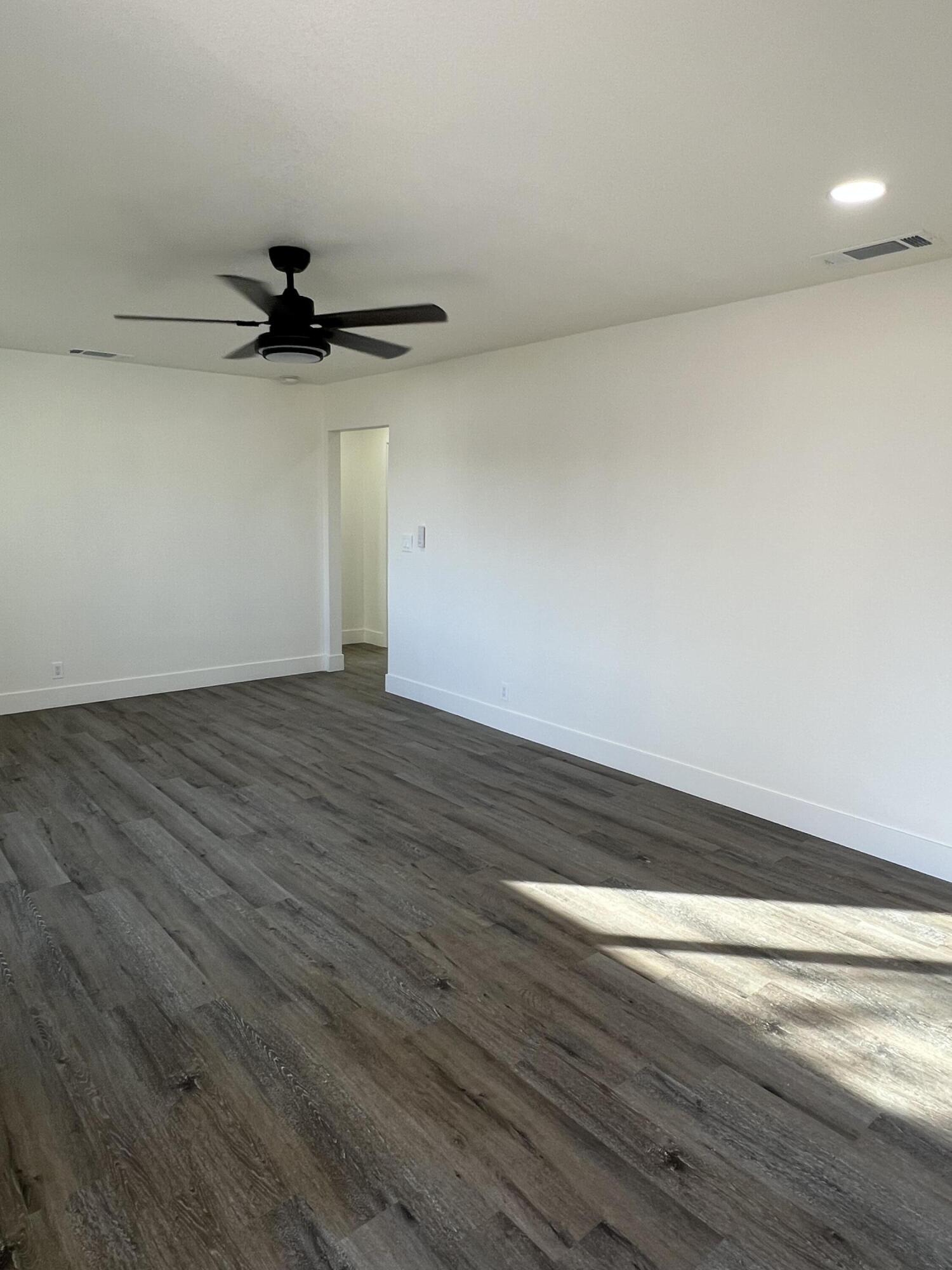 614 N View St, Visalia, CA 93292