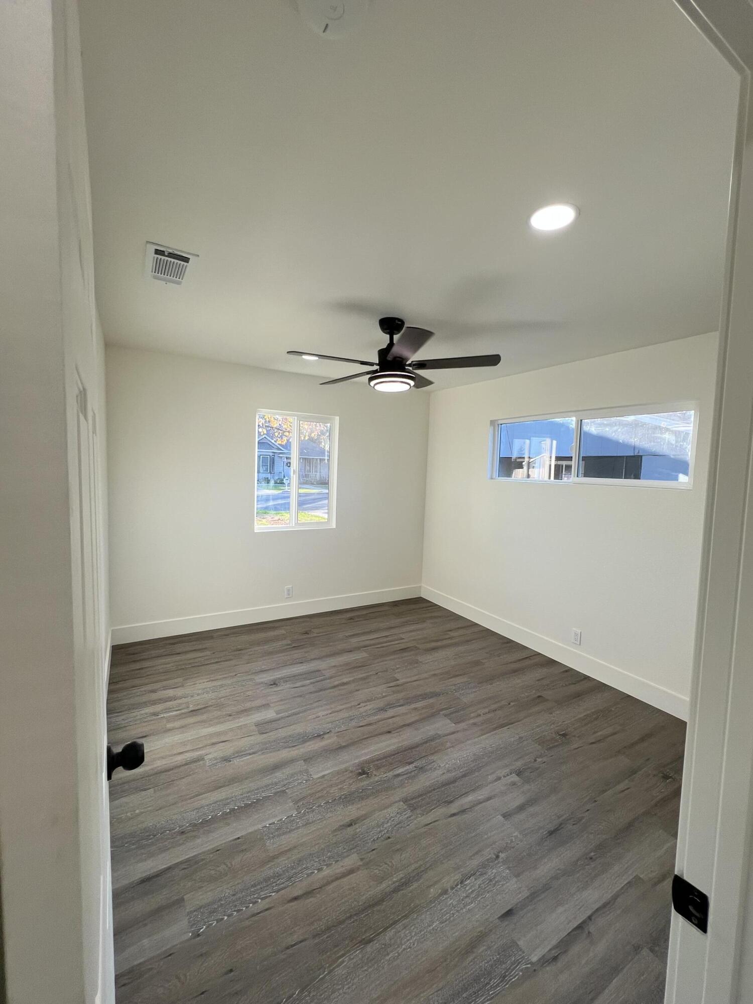 614 N View St, Visalia, CA 93292