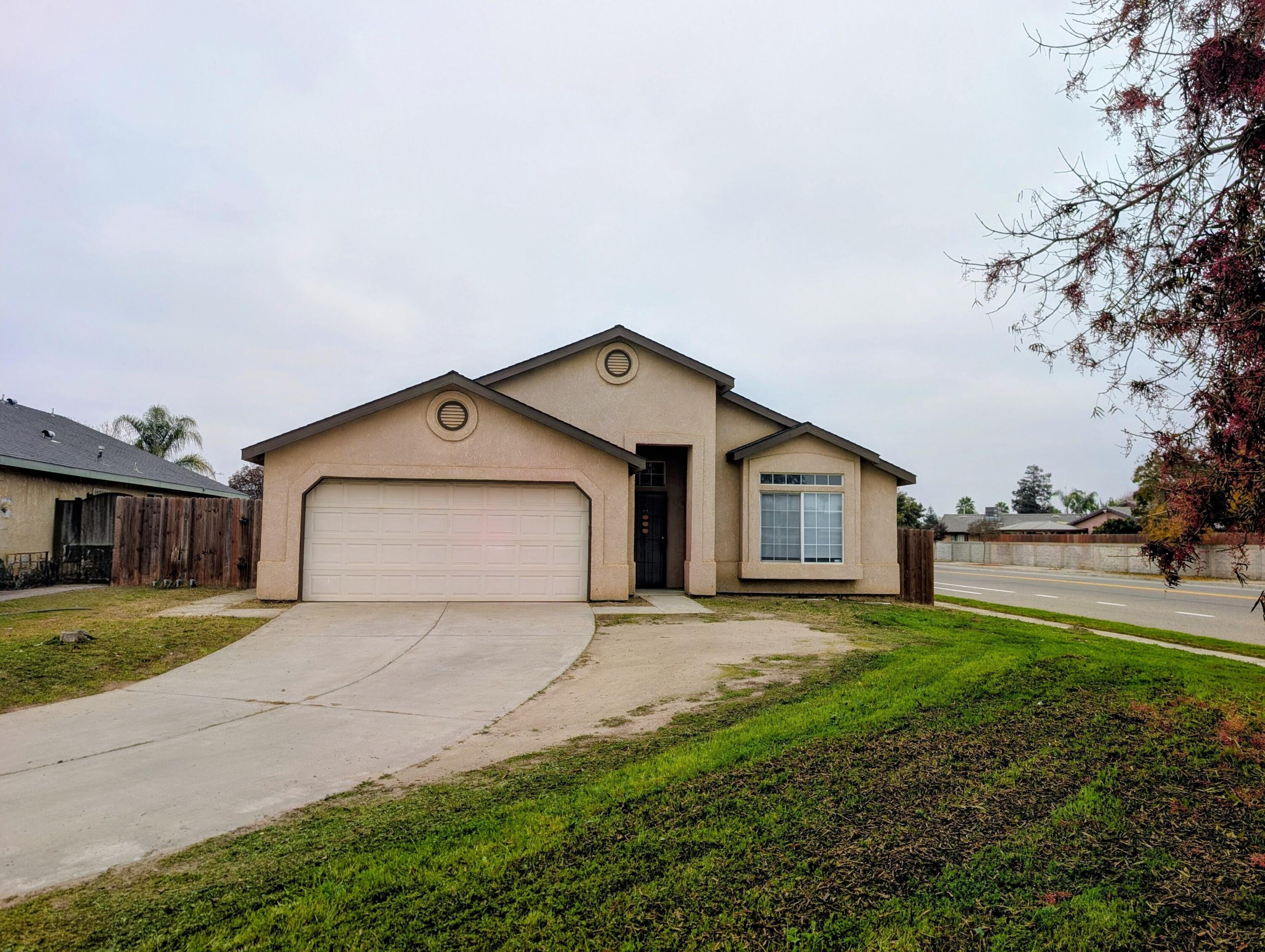 500 Buttonwood Ct, Tulare, CA 93274