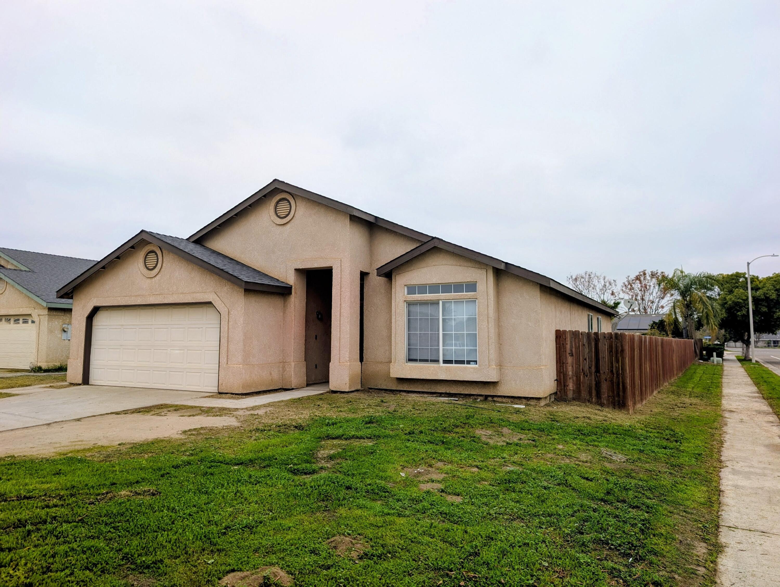 500 Buttonwood Ct, Tulare, CA 93274