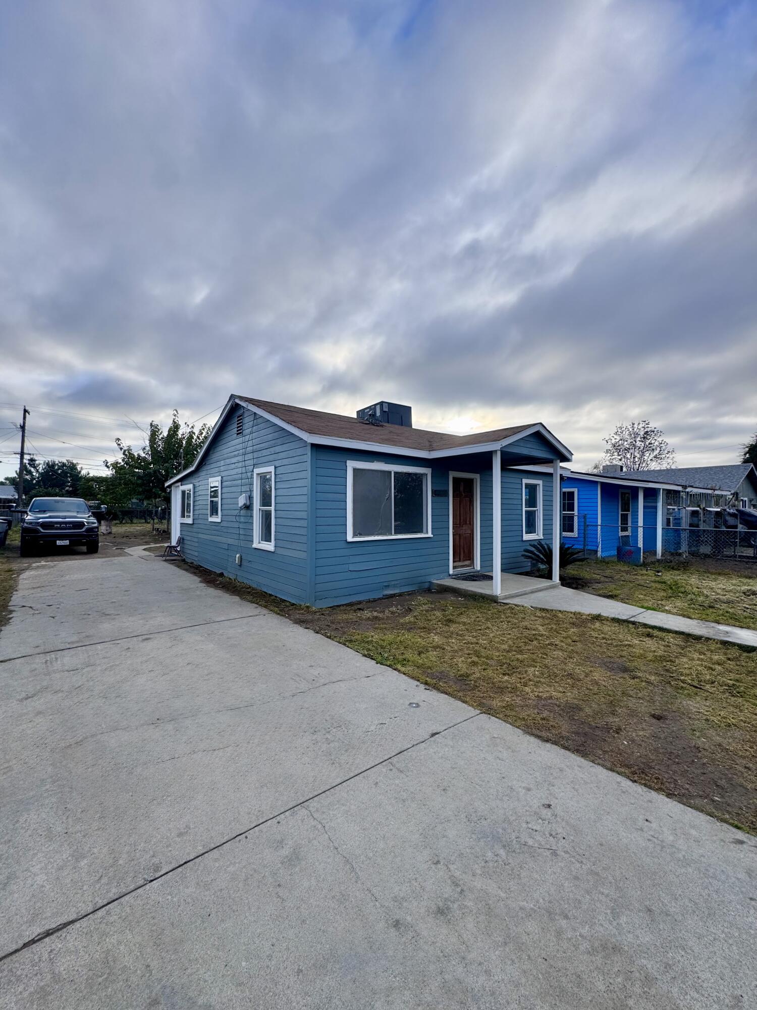 1131 W Buena Vista Ave, Visalia, CA 93291