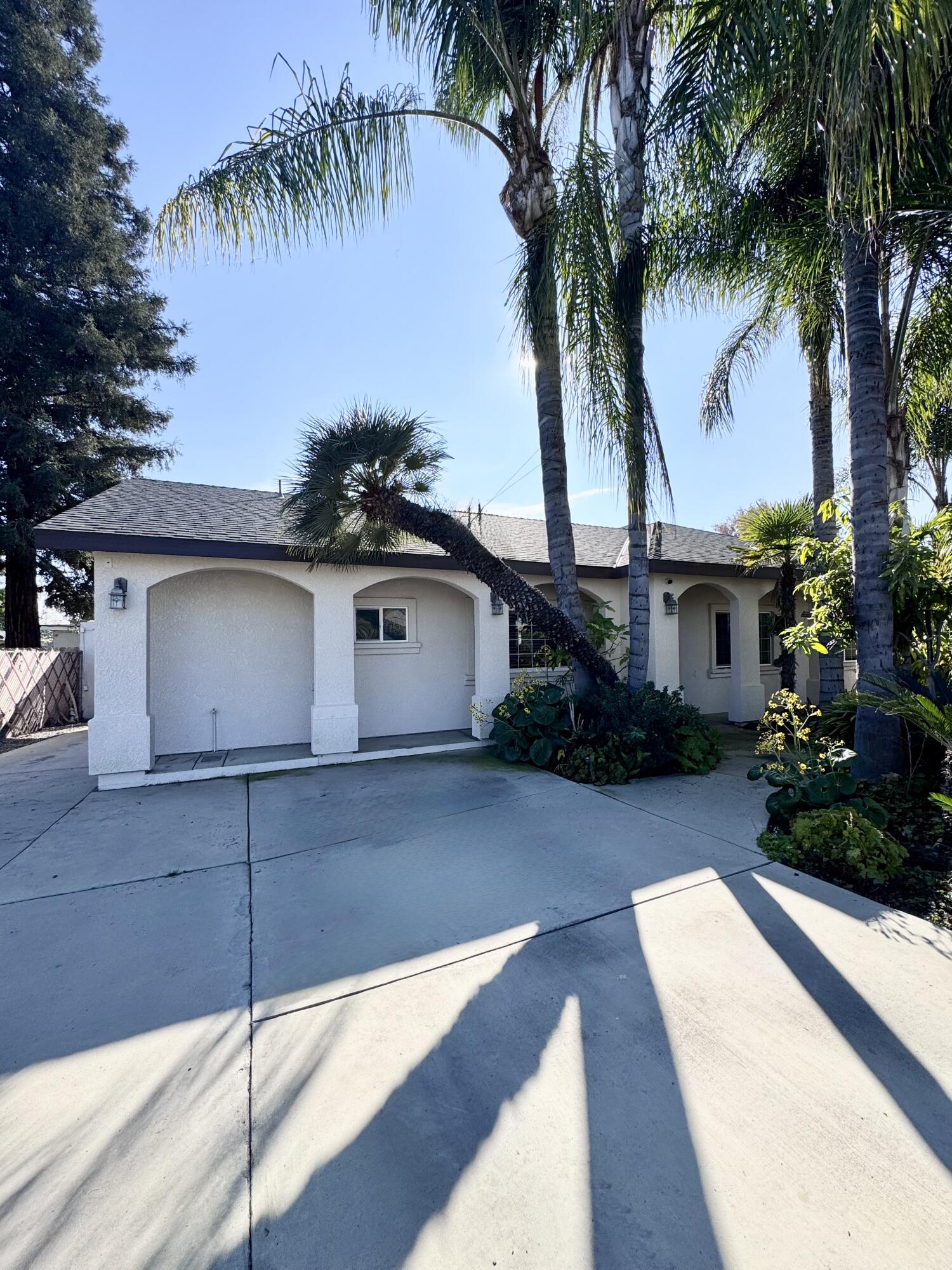 835 E Costner St, Farmersville, CA 93223