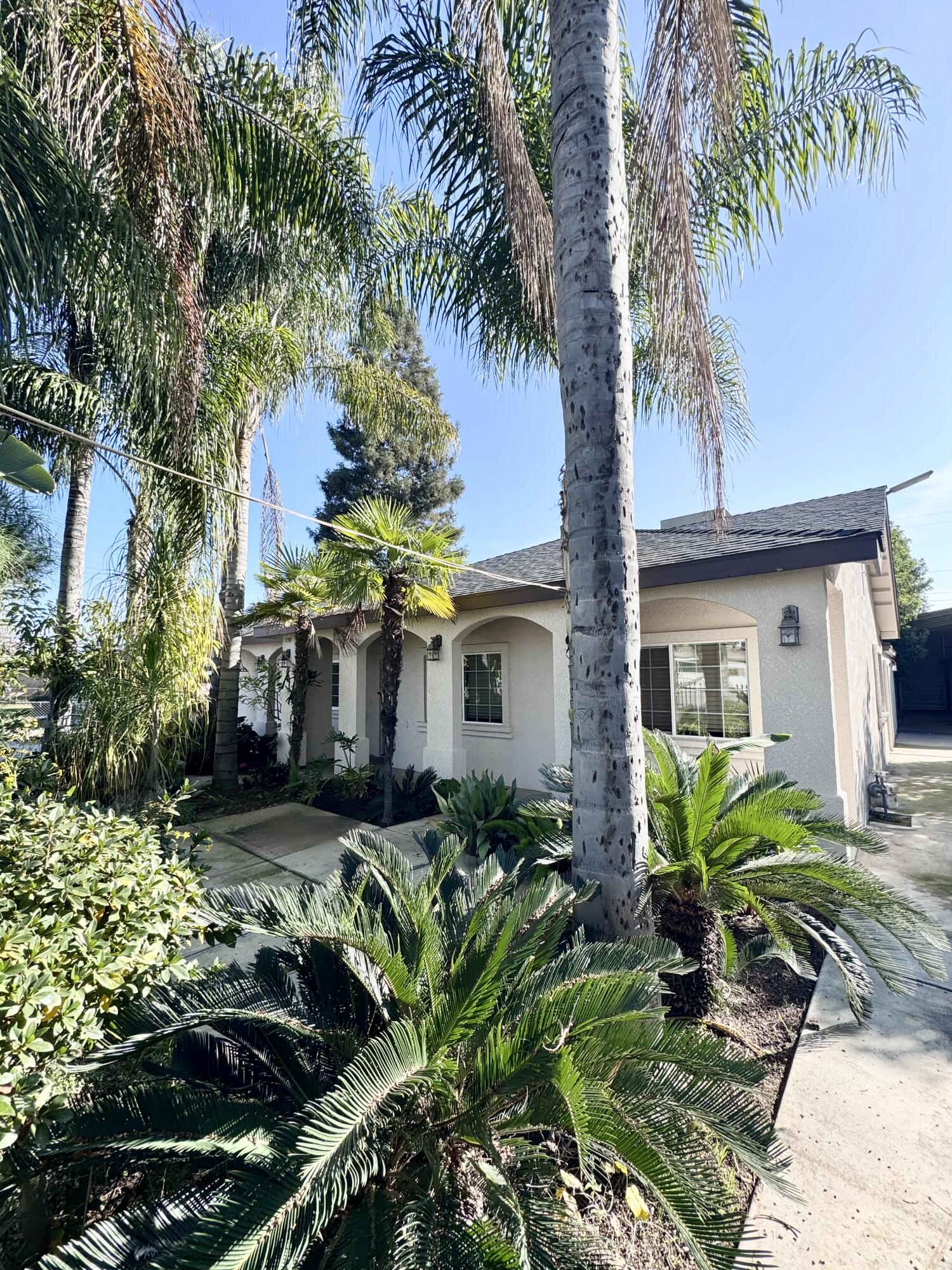 835 E Costner St, Farmersville, CA 93223