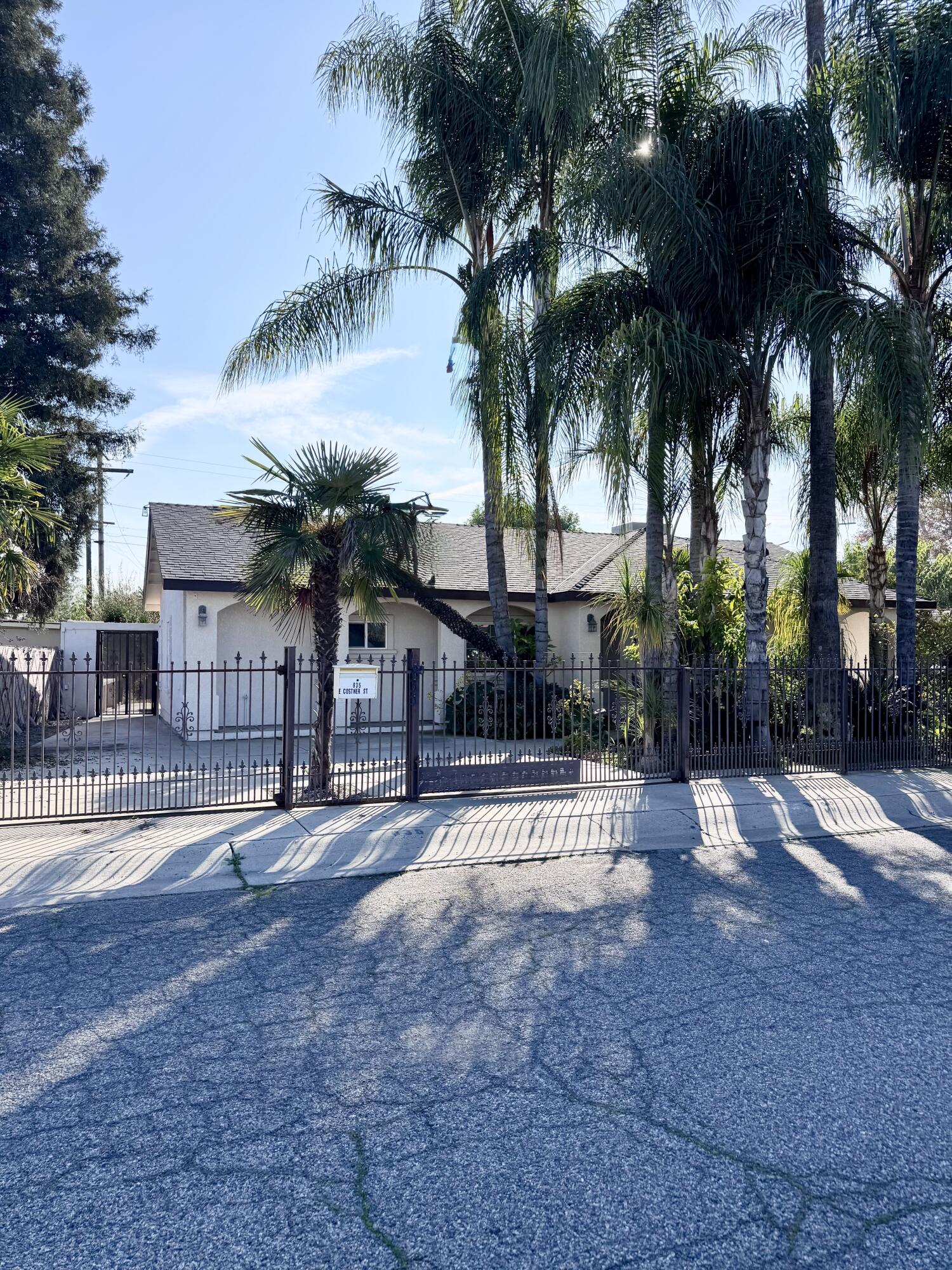 835 E Costner St, Farmersville, CA 93223